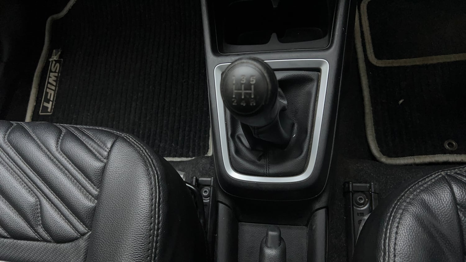 Used 2022 Maruti Suzuki Swift LXi Petrol Manual interior GEAR  KNOB VIEW