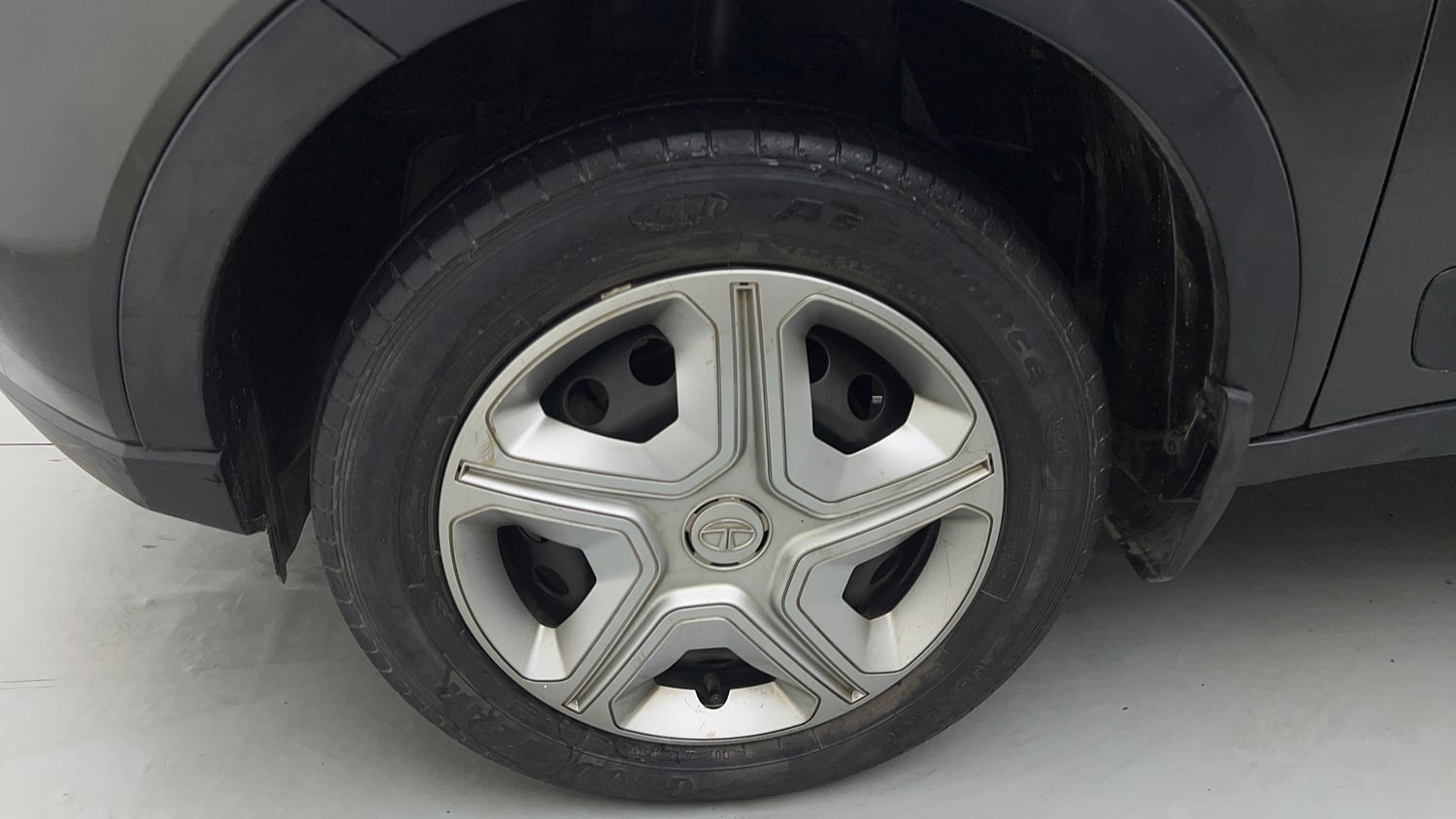 Used 2021 Tata Nexon XM Petrol Manual tyres LEFT FRONT TYRE RIM VIEW