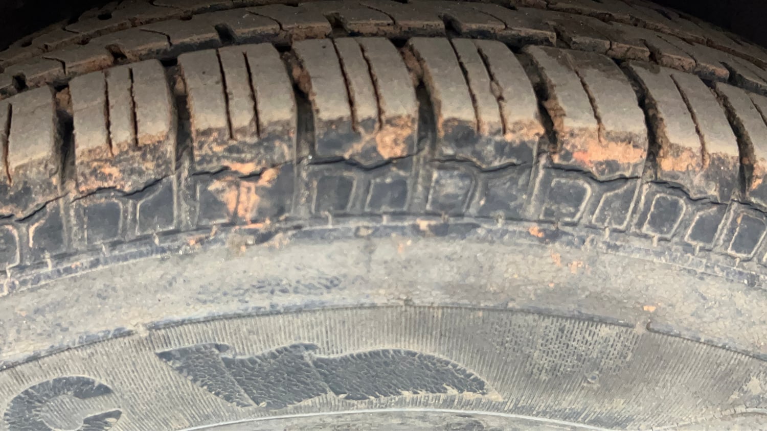 Used 2015 Hyundai i10 Magna 1.1 iRDE2 Petrol Manual tyres RIGHT FRONT TYRE TREAD VIEW