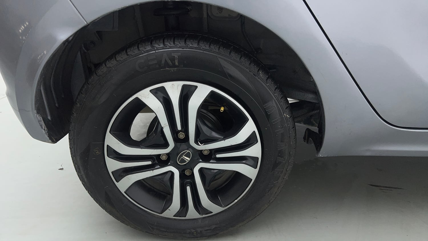 Used 2019 Tata Tiago Revotron XZ w/o Alloy Petrol Manual tyres RIGHT REAR TYRE RIM VIEW
