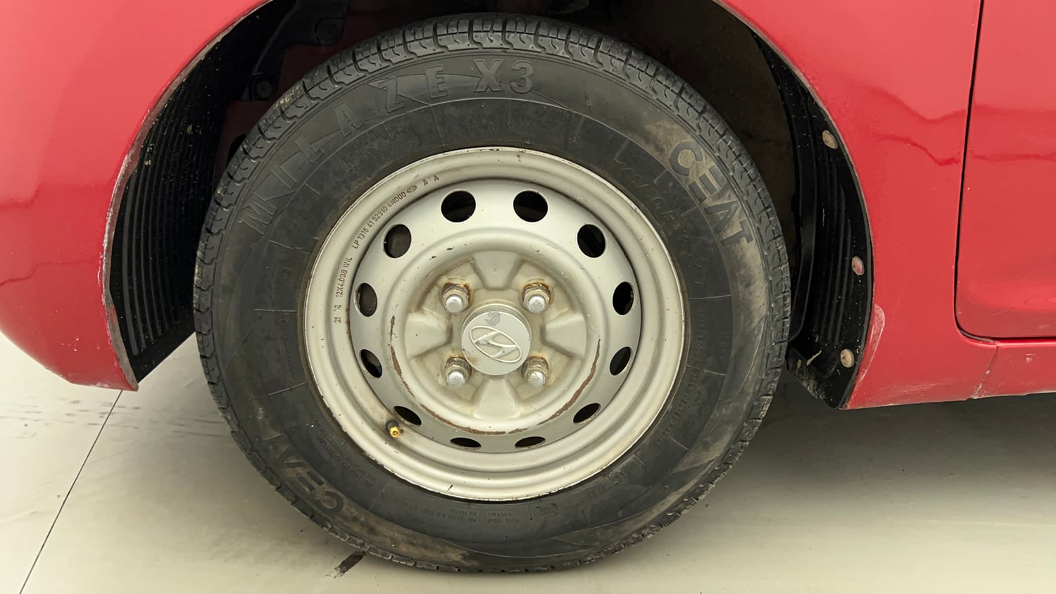 Used 2015 Hyundai Eon Era Petrol Manual tyres LEFT FRONT TYRE RIM VIEW