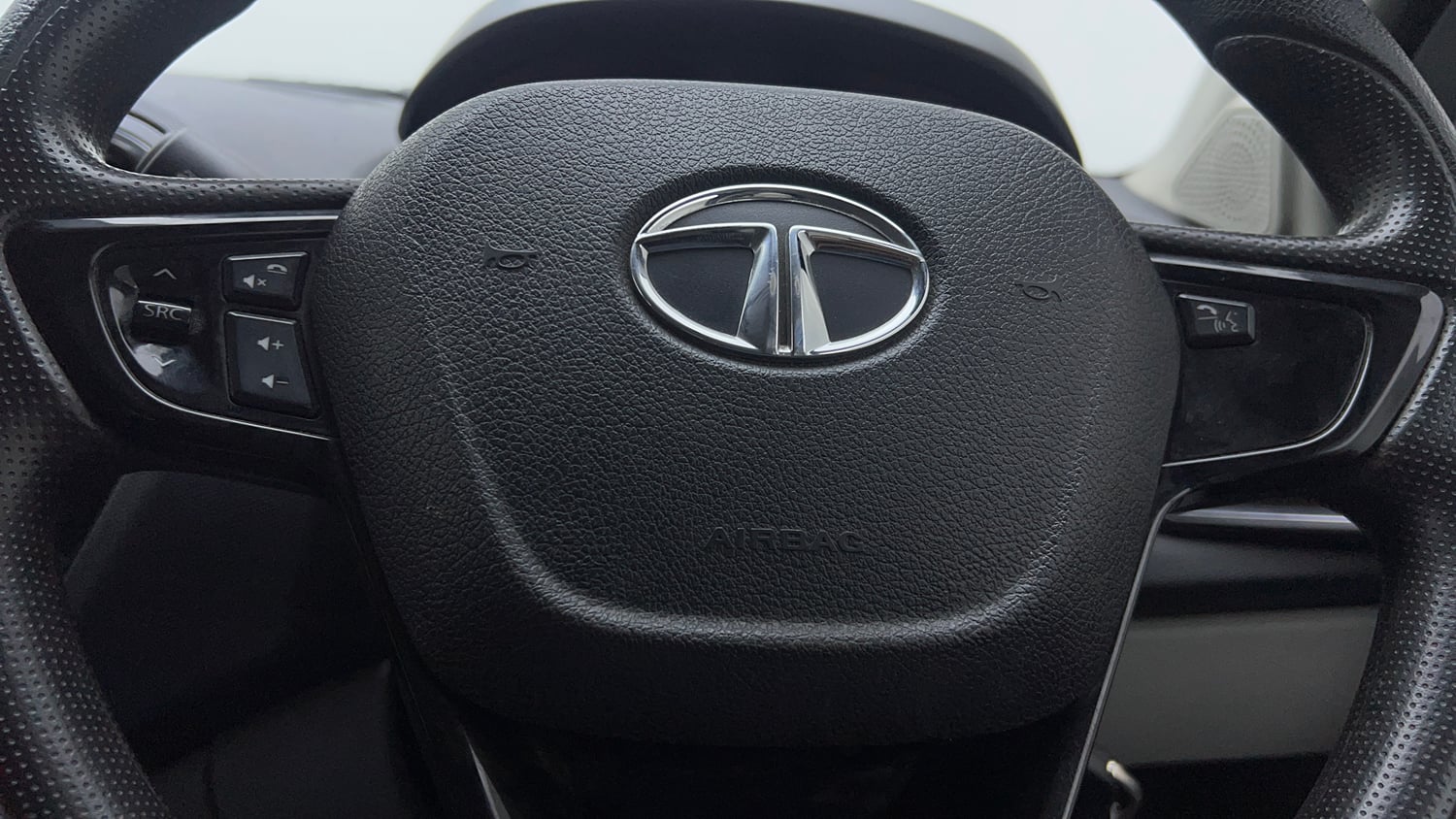 Used 2019 Tata Tiago Revotron XZ w/o Alloy Petrol Manual top_features Airbags