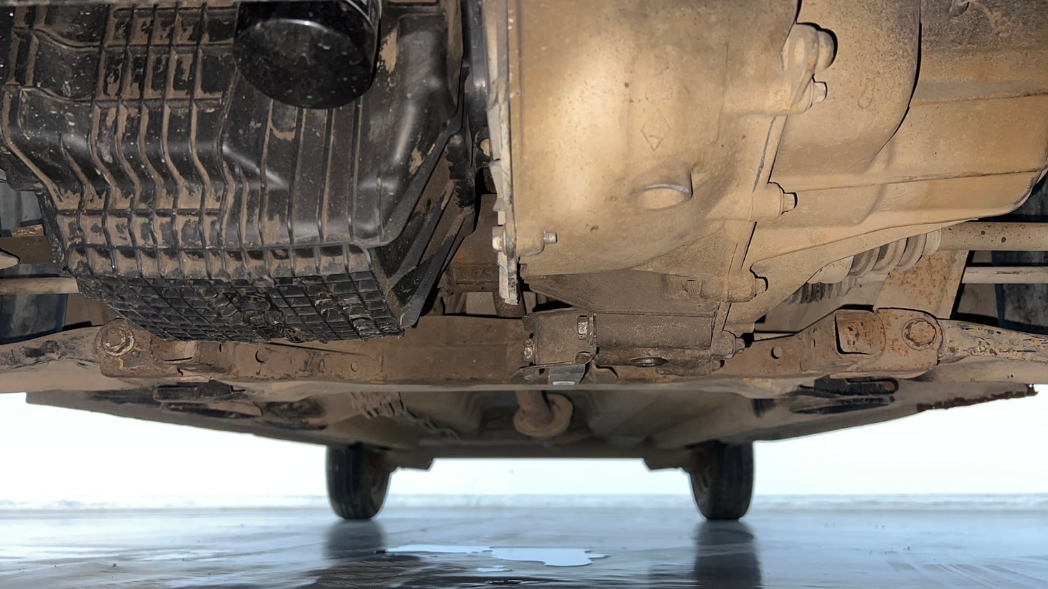 Used 2017 Renault Kwid 1.0 RXT Petrol Manual extra FRONT LEFT UNDERBODY VIEW