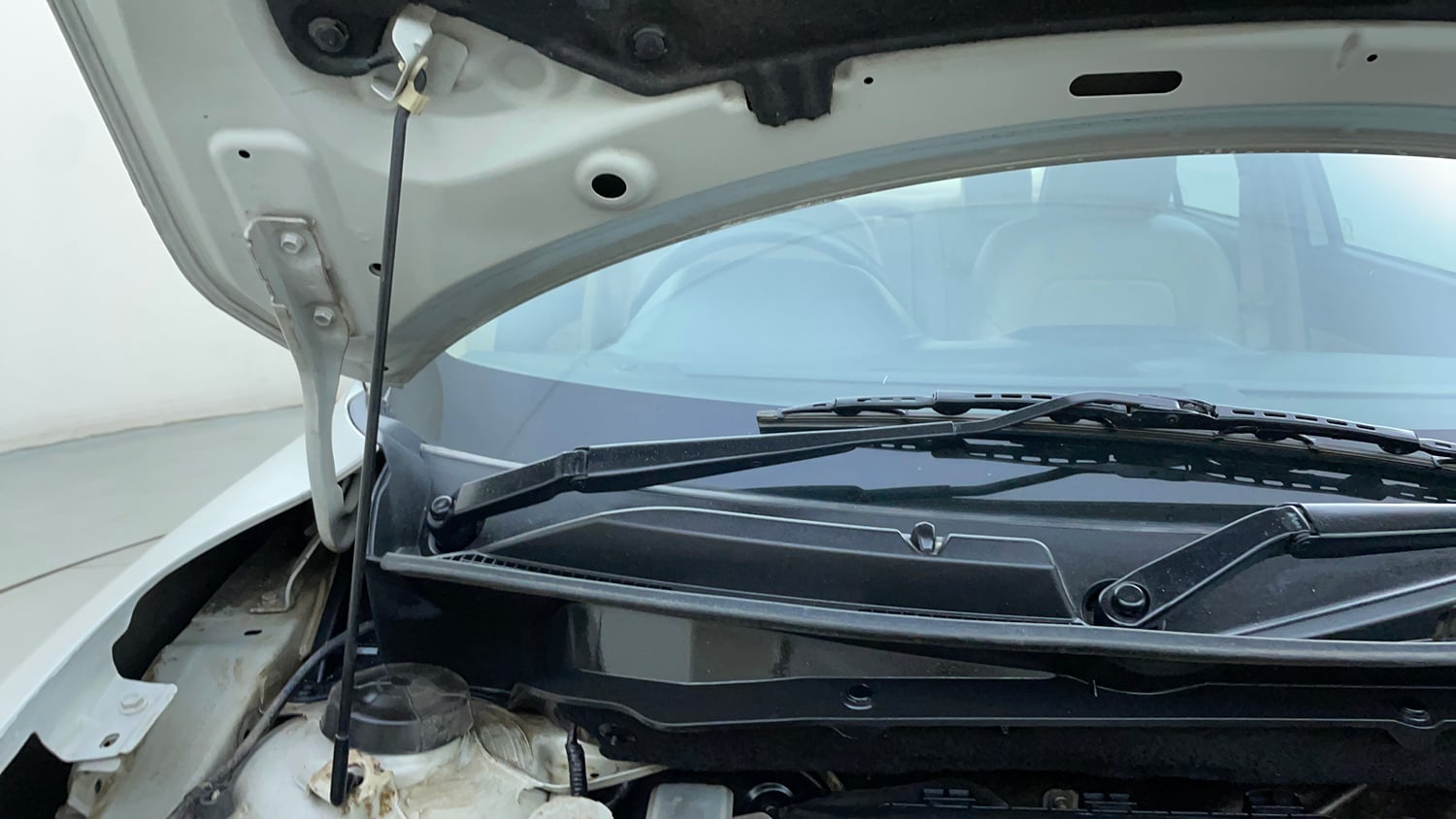 Used 2018 Maruti Suzuki Dzire ZXi Petrol Manual engine ENGINE RIGHT SIDE HINGE & APRON VIEW