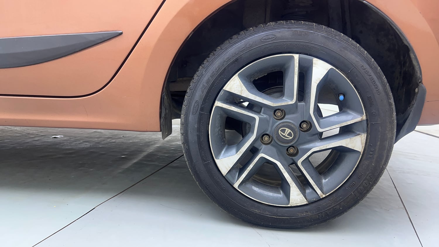 Used 2018 Tata Tigor Revotron XZA Petrol Automatic tyres LEFT REAR TYRE RIM VIEW