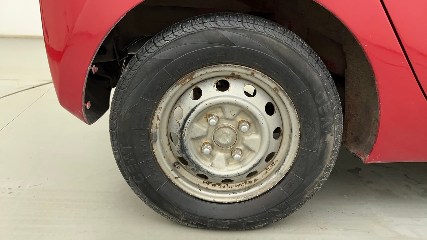 Used 2015 Hyundai Eon Era Petrol Manual tyres RIGHT REAR TYRE RIM VIEW