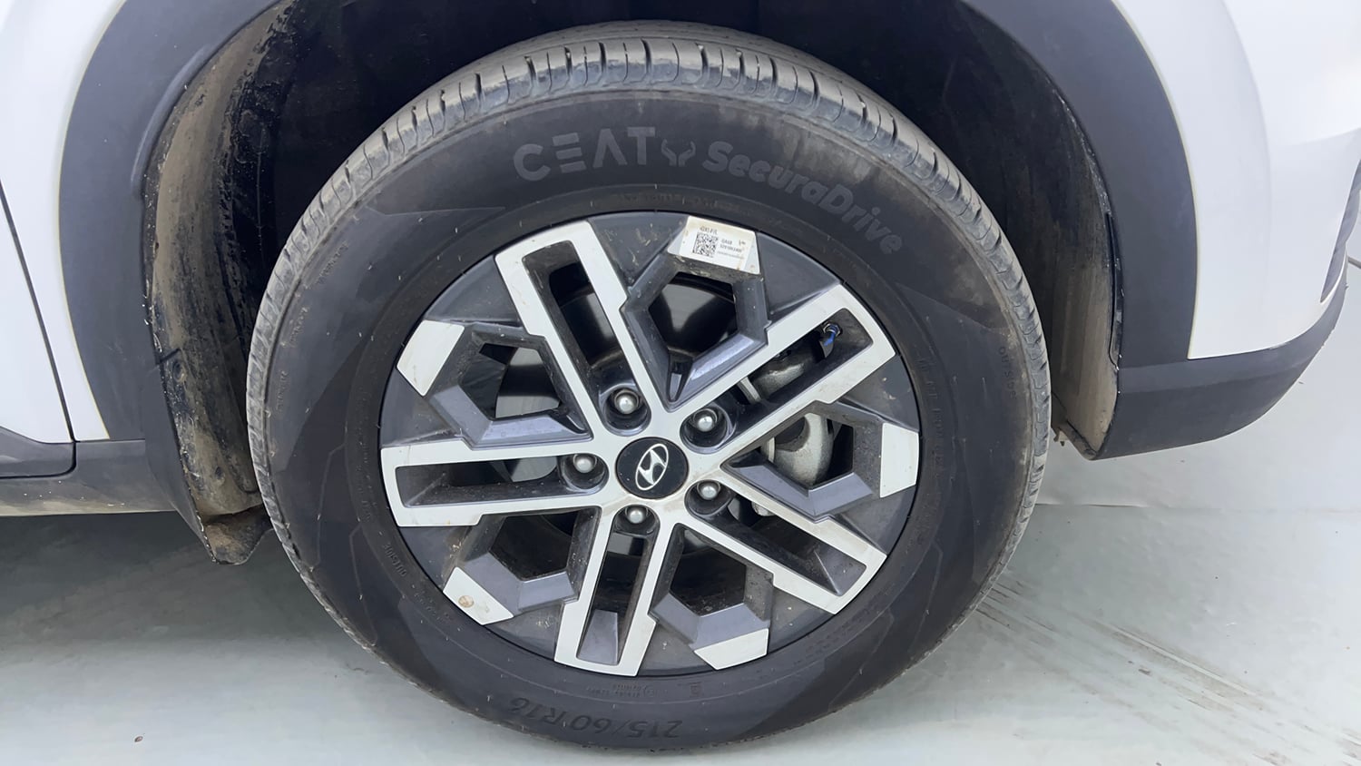Used 2025 Hyundai Venue SX (O) 1.0 Turbo DCT Petrol Automatic tyres RIGHT FRONT TYRE RIM VIEW