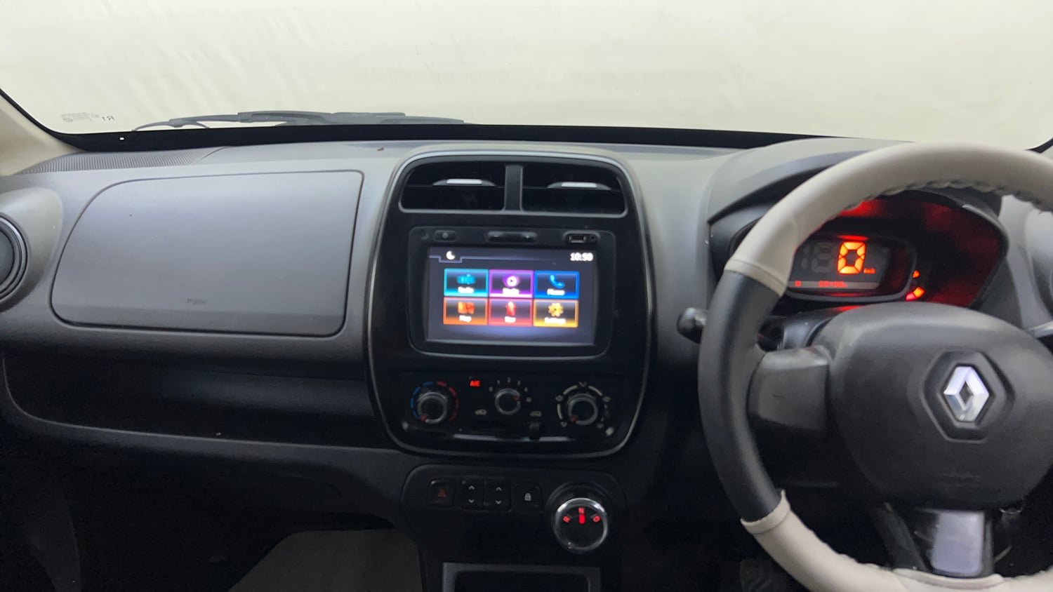 Used 2018 Renault Kwid 1.0 RXT AMT Petrol Automatic interior MUSIC SYSTEM & AC CONTROL VIEW