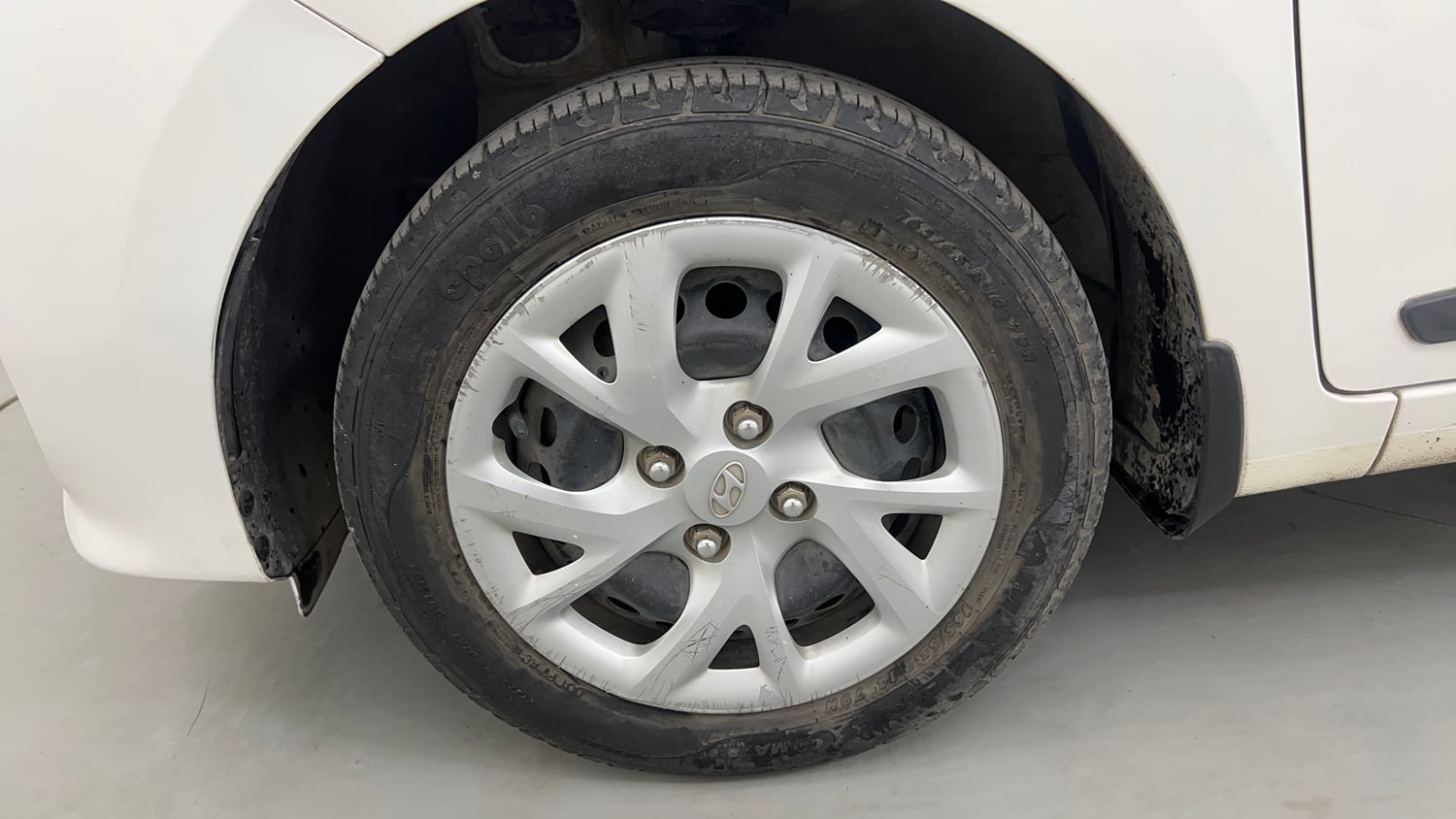 Used 2017 Hyundai Grand i10 Sportz (O) 1.2 Kappa VTVT Petrol Manual tyres LEFT FRONT TYRE RIM VIEW