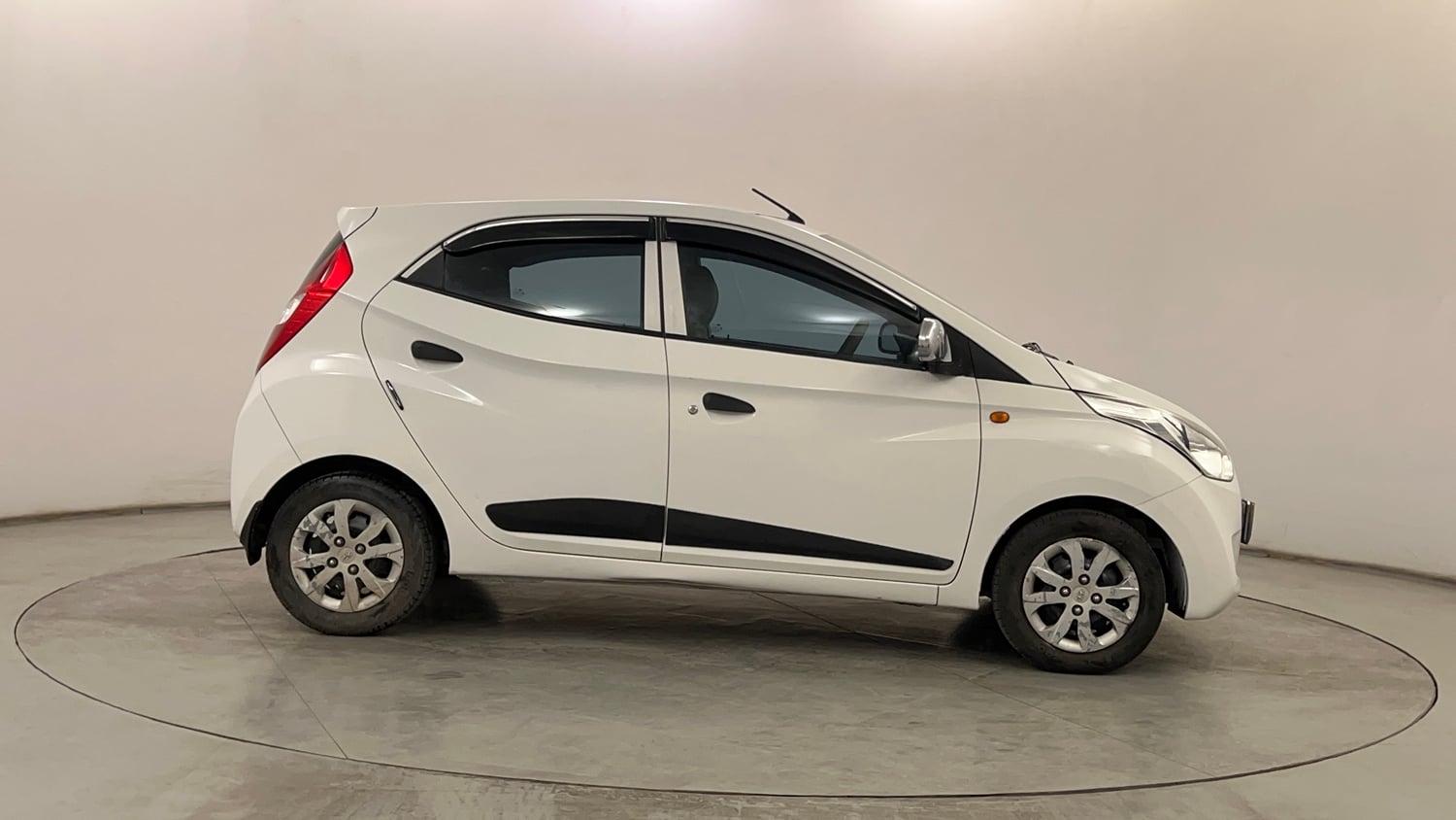 Used 2018 Hyundai Eon Magna + Petrol Manual exterior RIGHT SIDE VIEW
