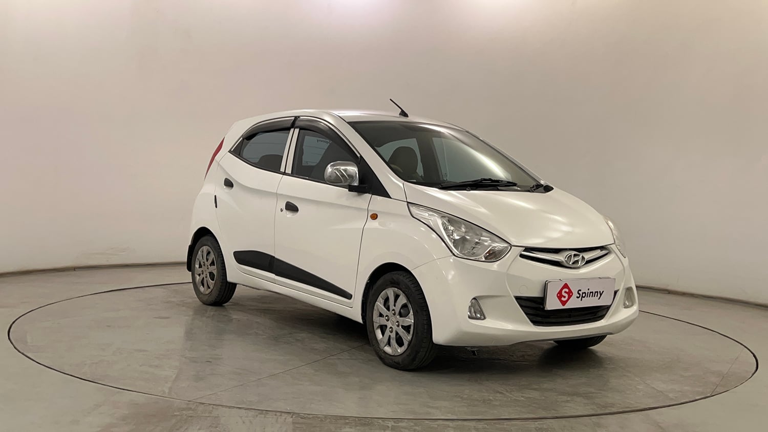 Used 2018 Hyundai Eon Magna + Petrol Manual exterior RIGHT FRONT CORNER VIEW