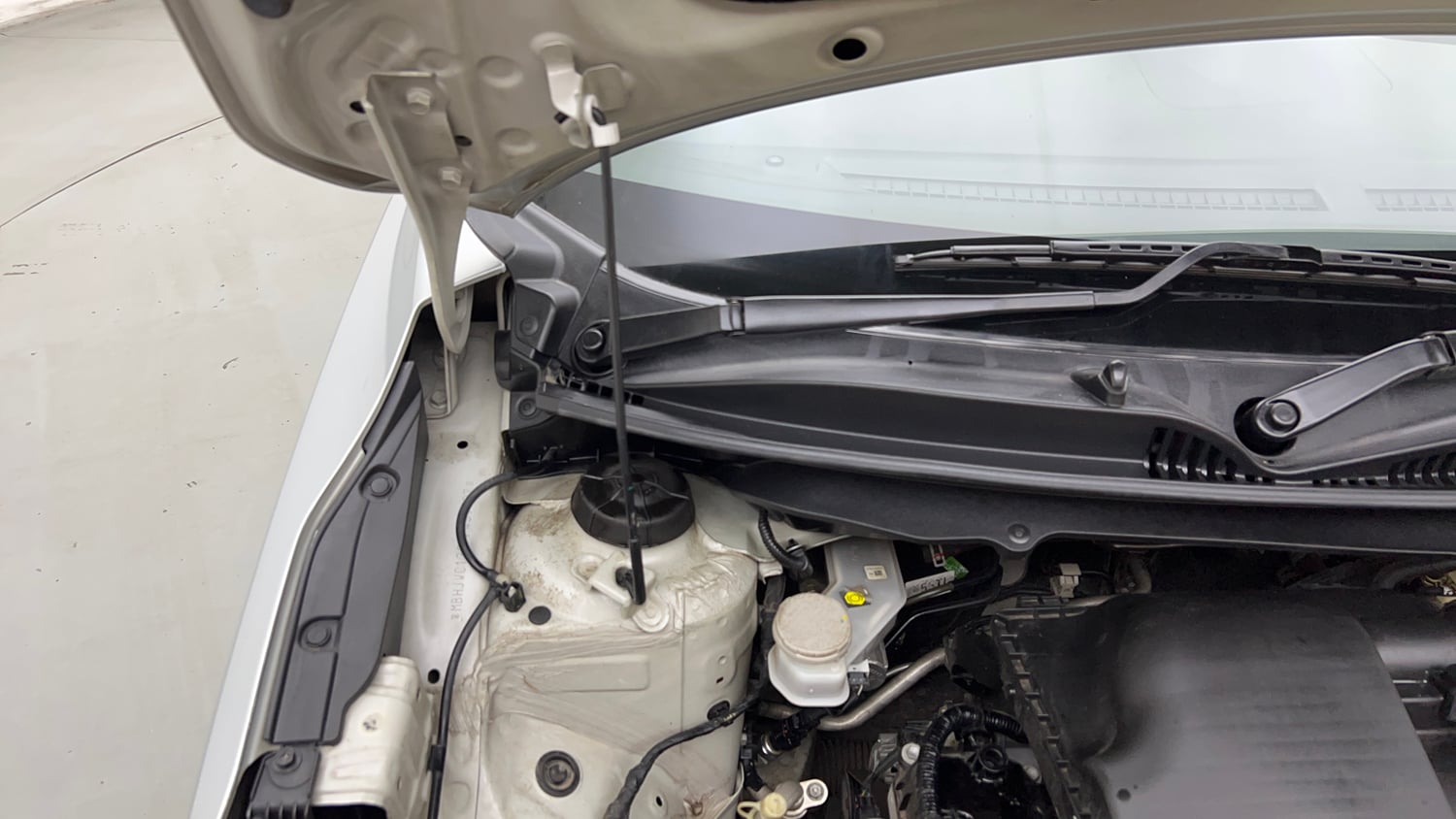 Used 2023 Toyota Glanza G AMT Petrol Automatic engine ENGINE RIGHT SIDE HINGE & APRON VIEW