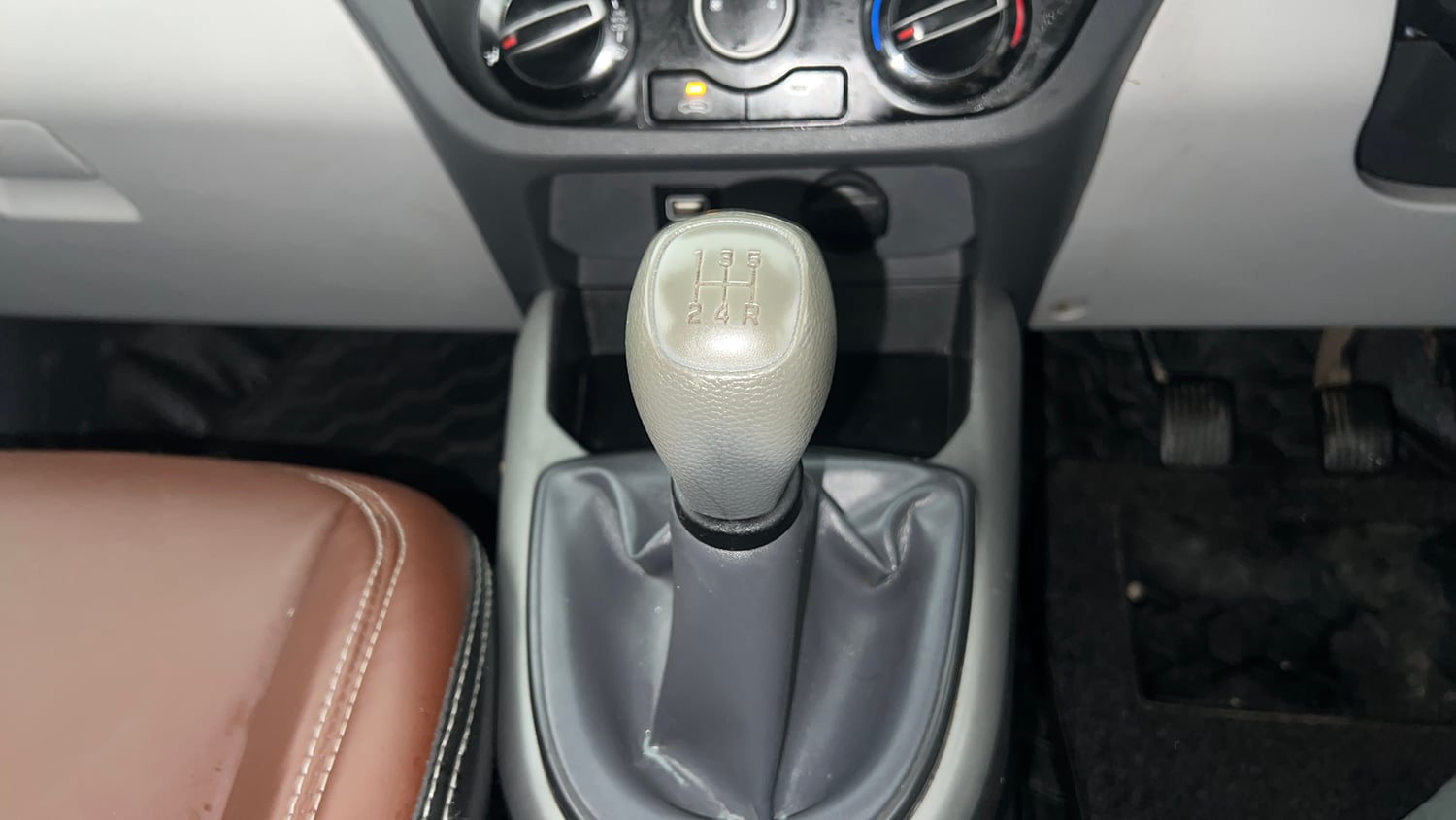 Used 2021 Hyundai Grand i10 Nios Magna Corporate Edition 1.2 Kappa VTVT Petrol Manual interior GEAR  KNOB VIEW