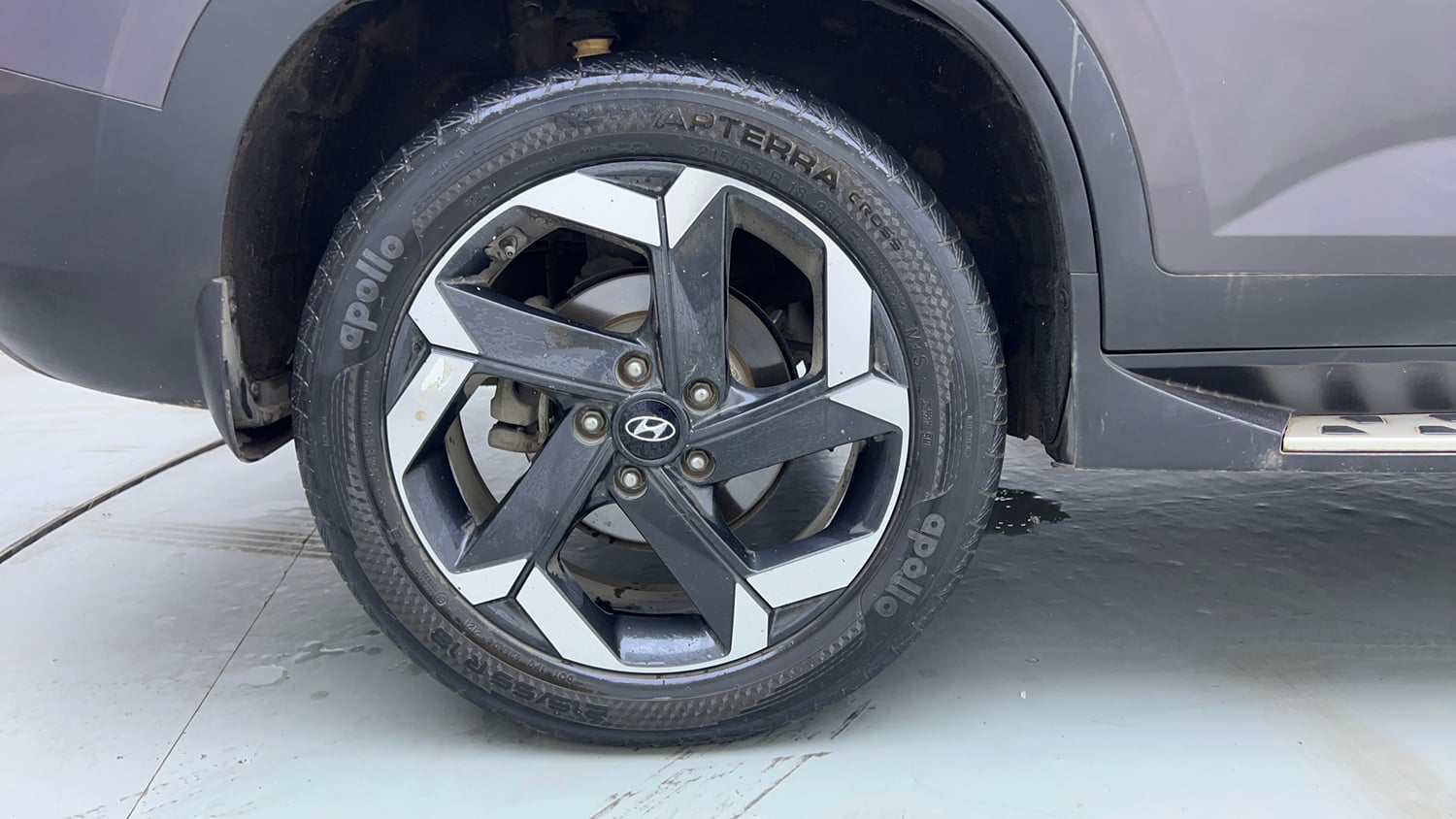 Used 2021 Hyundai Alcazar Platinum (O) 6 STR 2.0 Petrol AT Petrol Automatic tyres RIGHT REAR TYRE RIM VIEW