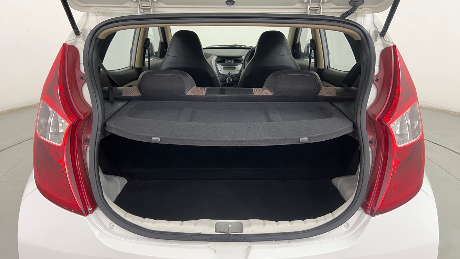 Used 2016 Hyundai Eon 1.0 Kappa Magna + (O) Petrol Manual interior DICKY INSIDE VIEW