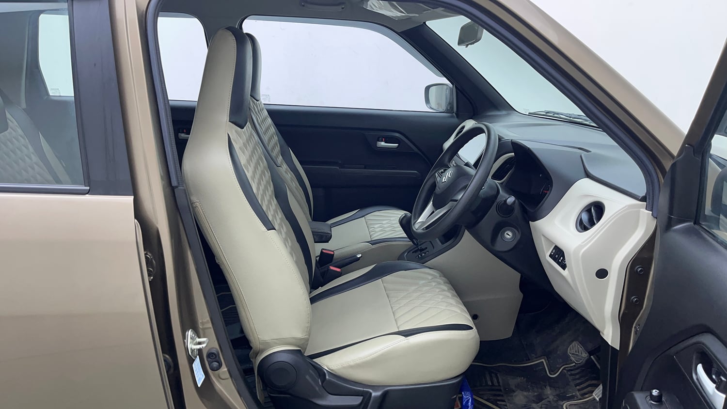 Used 2023 Maruti Suzuki Wagon R ZXI 1.2 AGS Petrol Automatic interior RIGHT SIDE FRONT DOOR CABIN VIEW