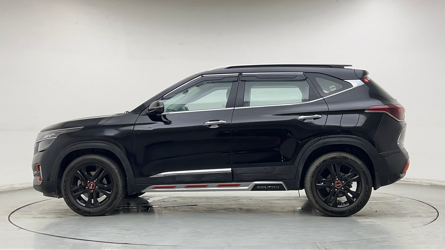 Used 2020 Kia Seltos Anniversary Edition 1.5 Petrol Manual exterior LEFT SIDE VIEW