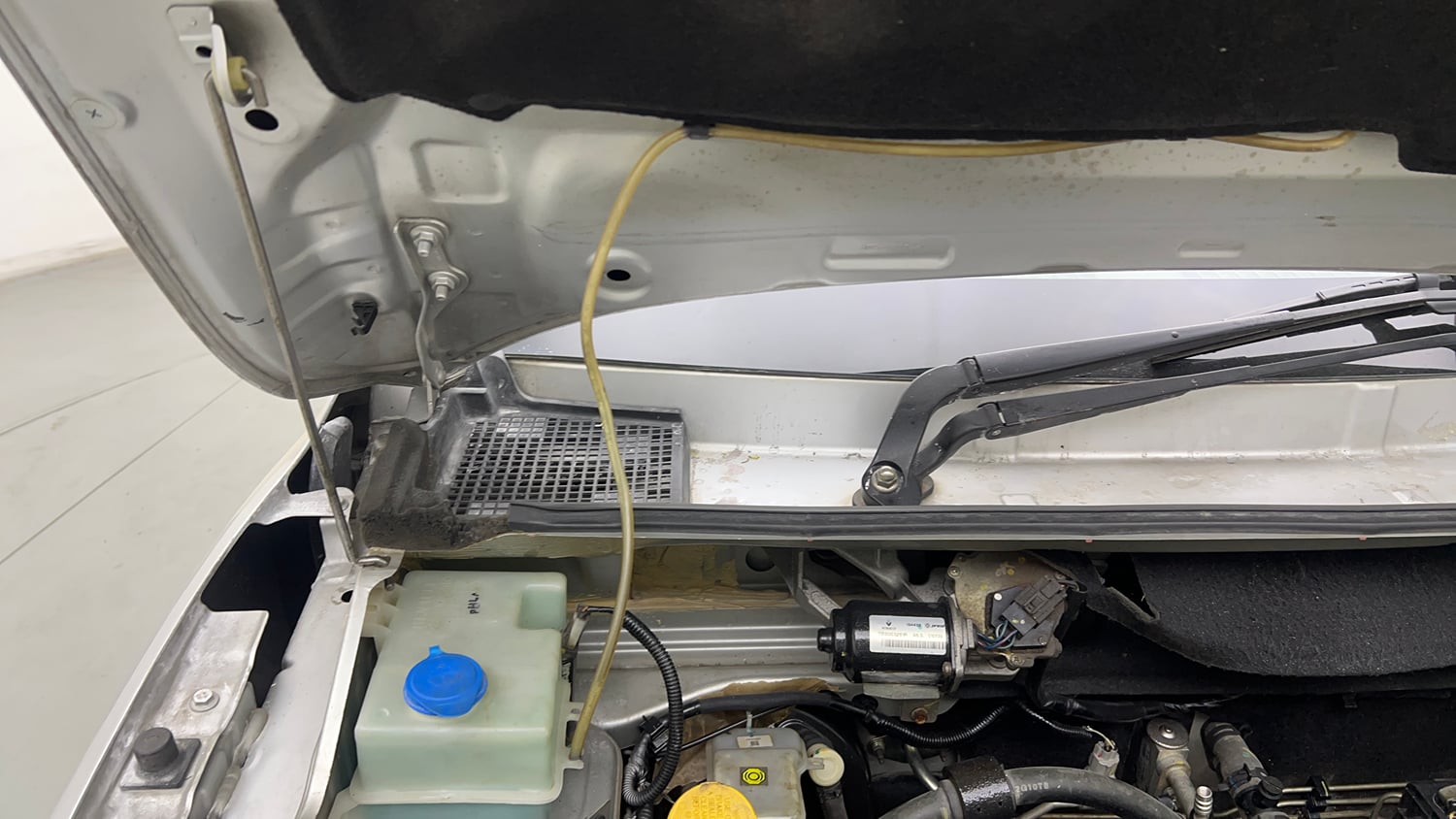 Used 2020 Renault Kwid RXT 1.0 Opt Petrol Manual engine ENGINE RIGHT SIDE HINGE & APRON VIEW