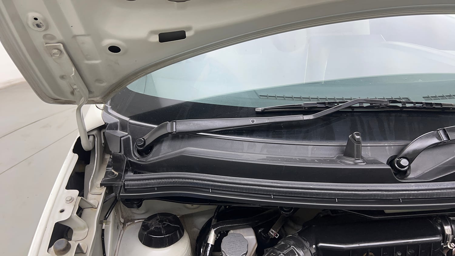 Used 2020 Maruti Suzuki Wagon R 1.0 LXi 1.0 Petrol Manual engine ENGINE RIGHT SIDE HINGE & APRON VIEW
