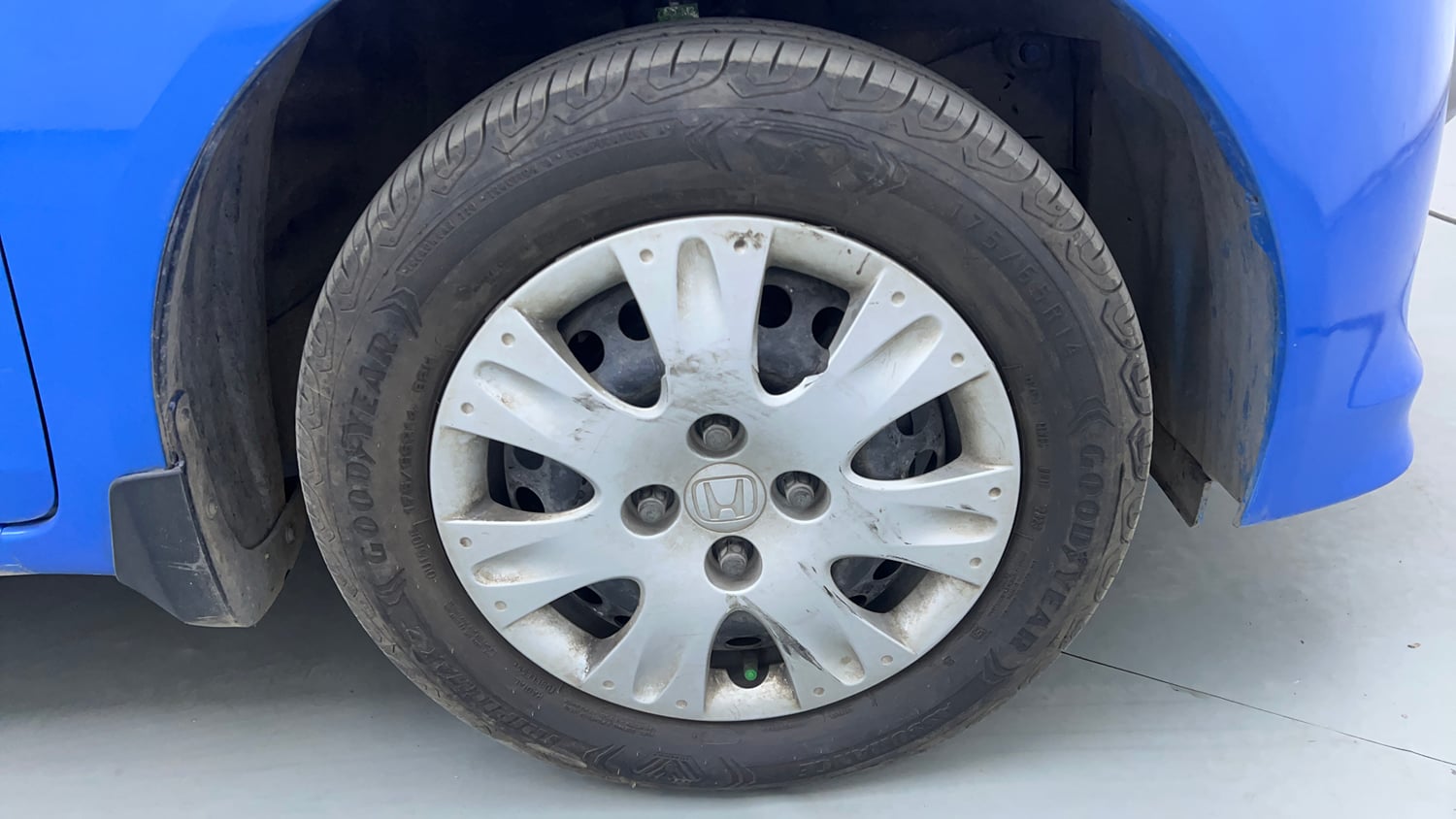 Used 2013 Honda Brio S MT Petrol Manual tyres RIGHT FRONT TYRE RIM VIEW