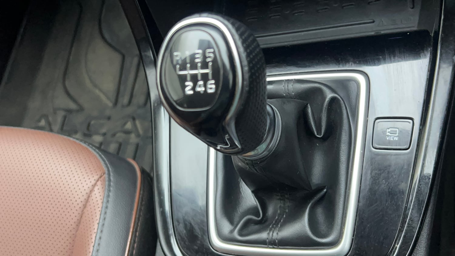 Used 2023 Hyundai Alcazar Platinum 7 STR 1.5 Turbo Petrol Petrol Manual interior GEAR  KNOB VIEW