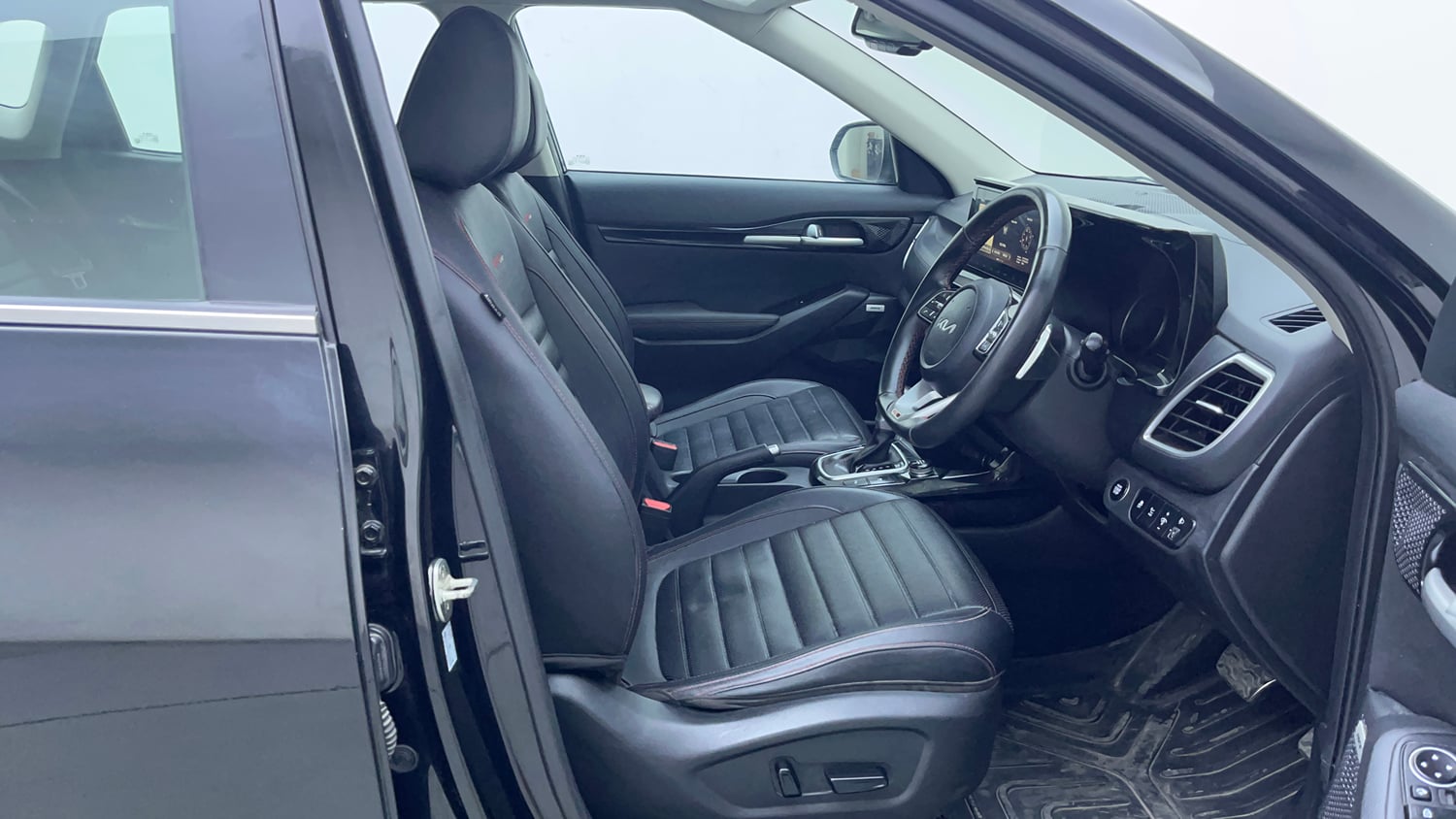 Used 2022 Kia Seltos GTX Plus 1.4 DCT Petrol Automatic interior RIGHT SIDE FRONT DOOR CABIN VIEW