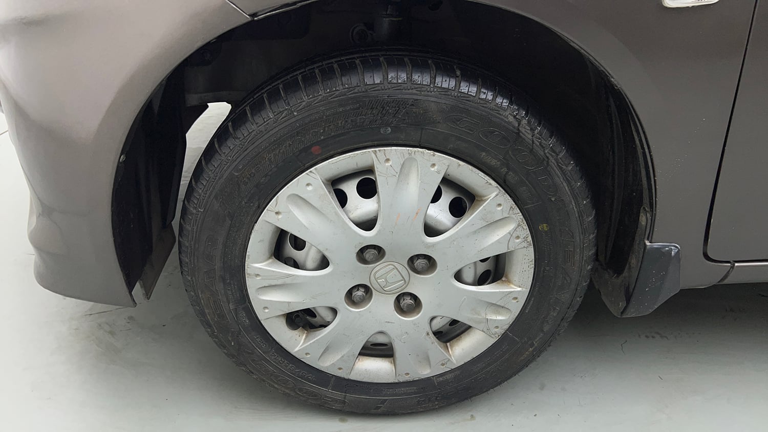 Used 2013 Honda Amaze 1.2 S i-VTEC Petrol Manual tyres LEFT FRONT TYRE RIM VIEW