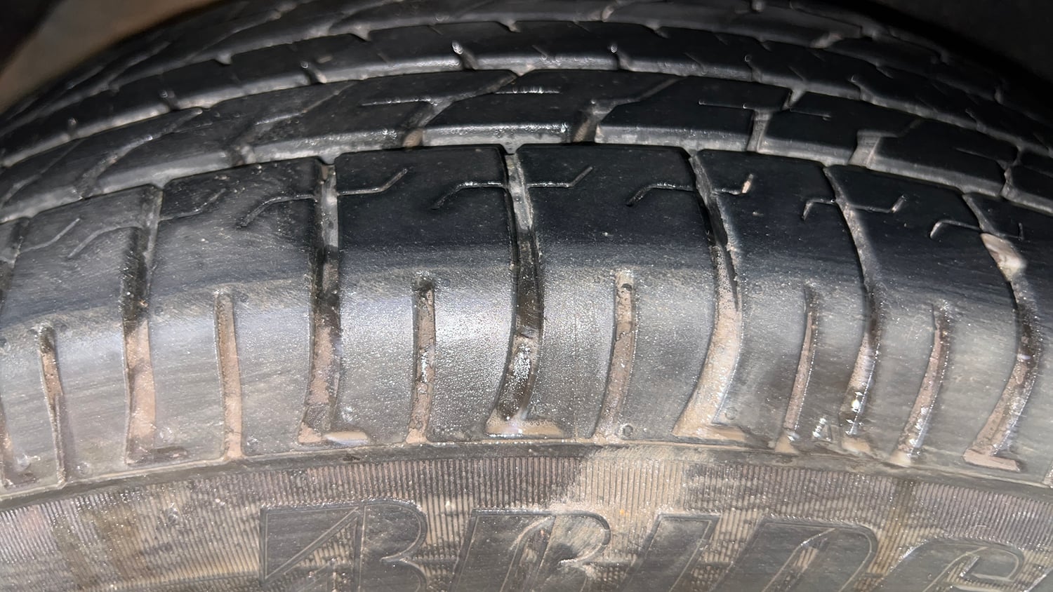 Used 2022 Kia Carens Prestige Plus 1.4 Petrol MT 7 STR Petrol Manual tyres RIGHT REAR TYRE TREAD VIEW