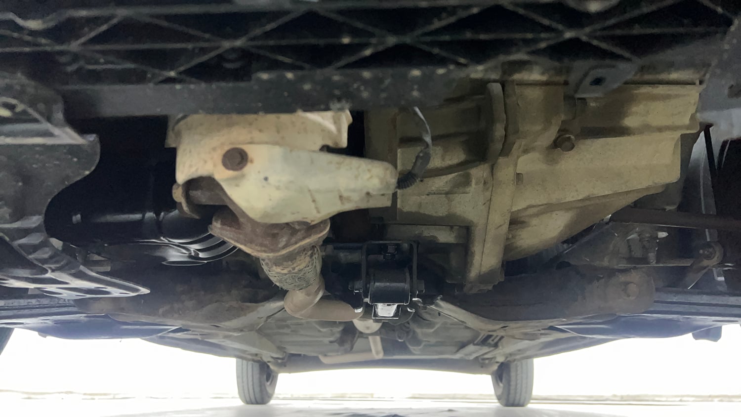 Used 2014 Hyundai i10 Sportz 1.1 iRDE2 Petrol Manual extra FRONT LEFT UNDERBODY VIEW