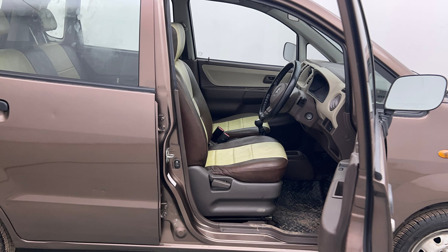 Used 2013 Maruti Suzuki Estilo LXi BS-IV Petrol Manual interior RIGHT SIDE FRONT DOOR CABIN VIEW