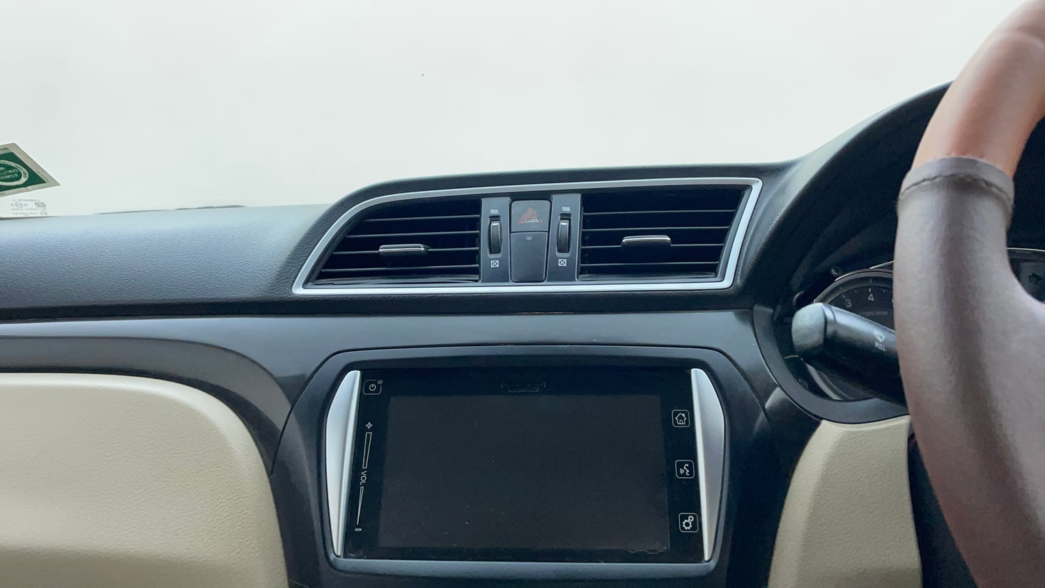 Used 2015 Maruti Suzuki Ciaz ZXI+ Petrol Manual top_features Integrated (in-dash) music system