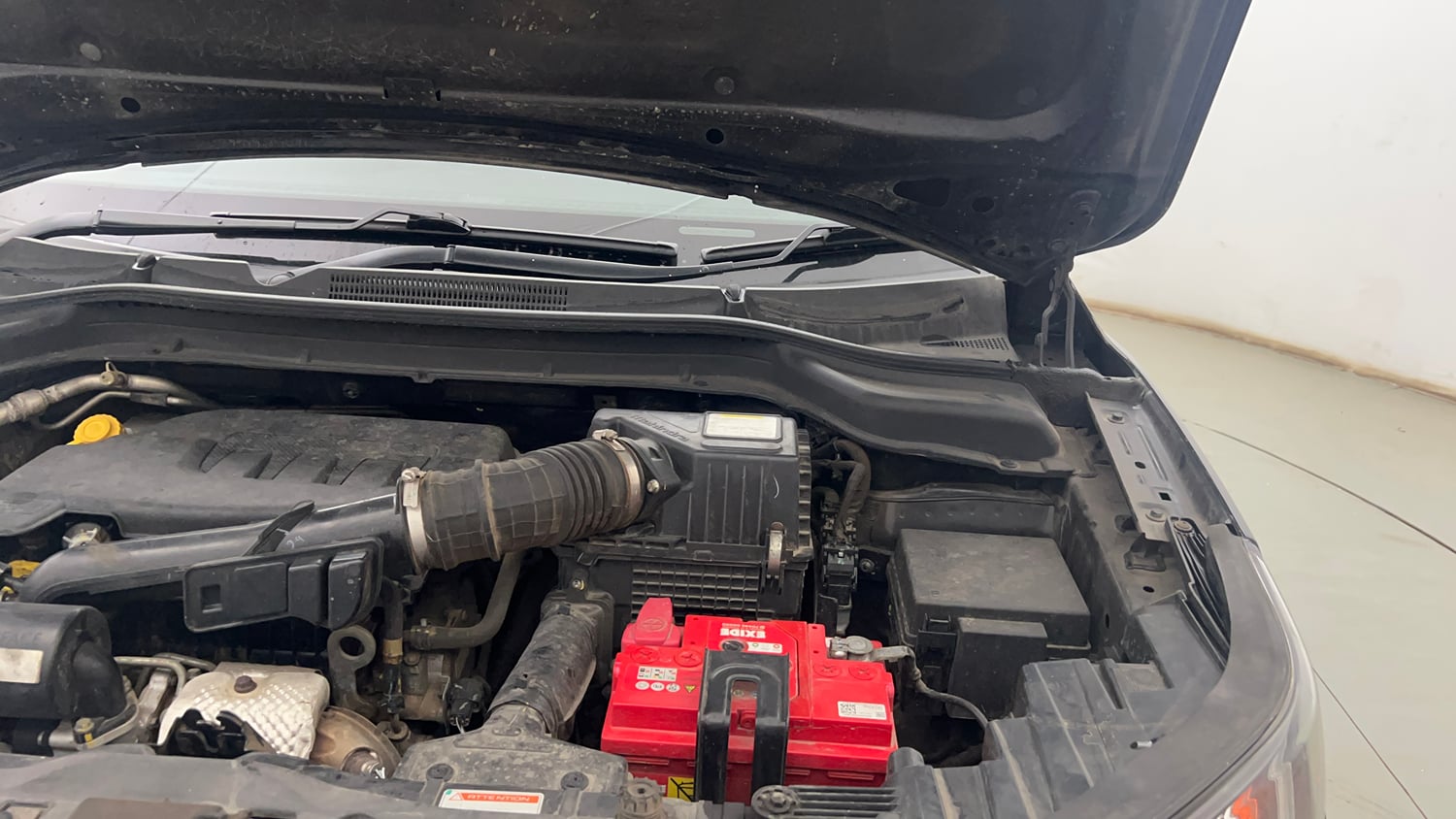 Used 2022 Mahindra XUV 300 W8 (O) 1.2 Petrol Petrol Manual engine ENGINE LEFT SIDE HINGE & APRON VIEW