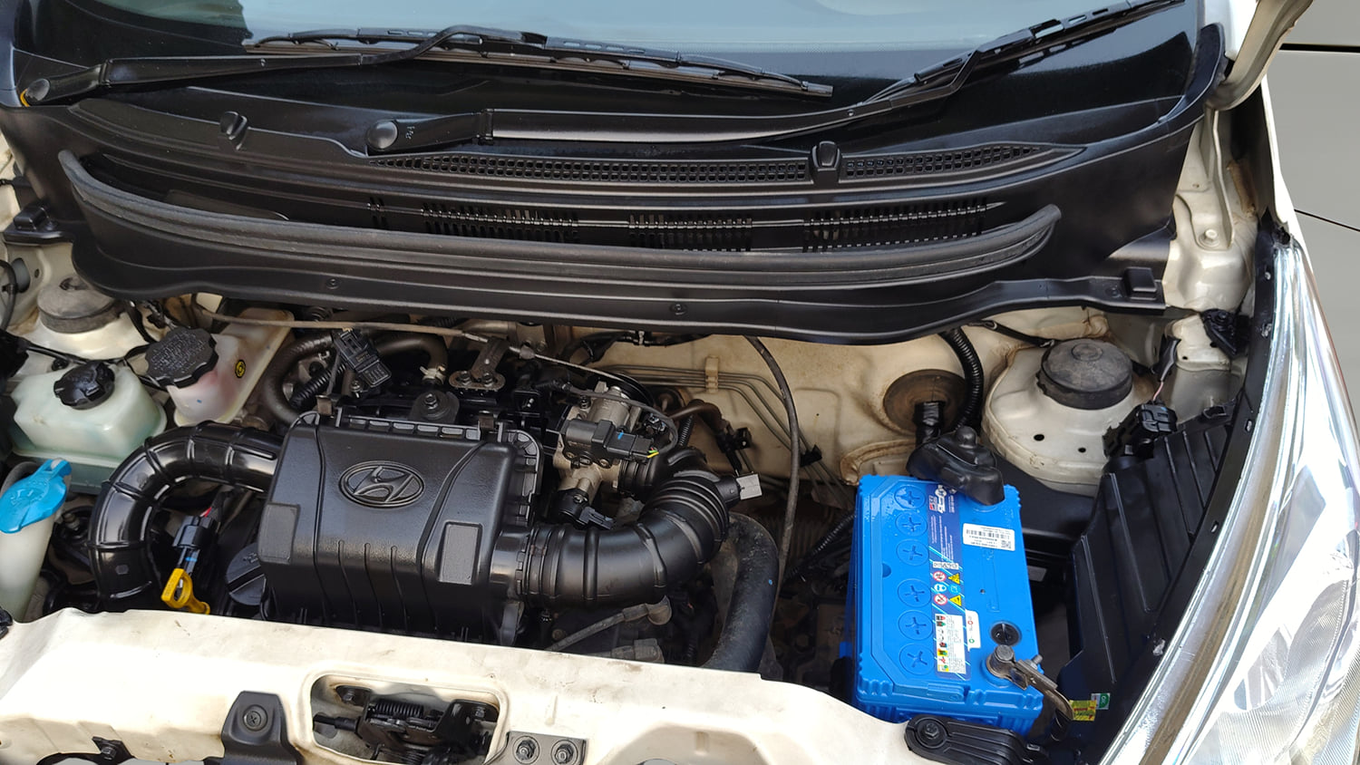 Used 2017 Hyundai Eon Magna + Petrol Manual engine ENGINE LEFT SIDE HINGE & APRON VIEW