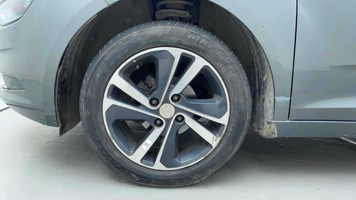 Used 2022 Tata Altroz XZ Petrol Petrol Manual tyres LEFT FRONT TYRE RIM VIEW