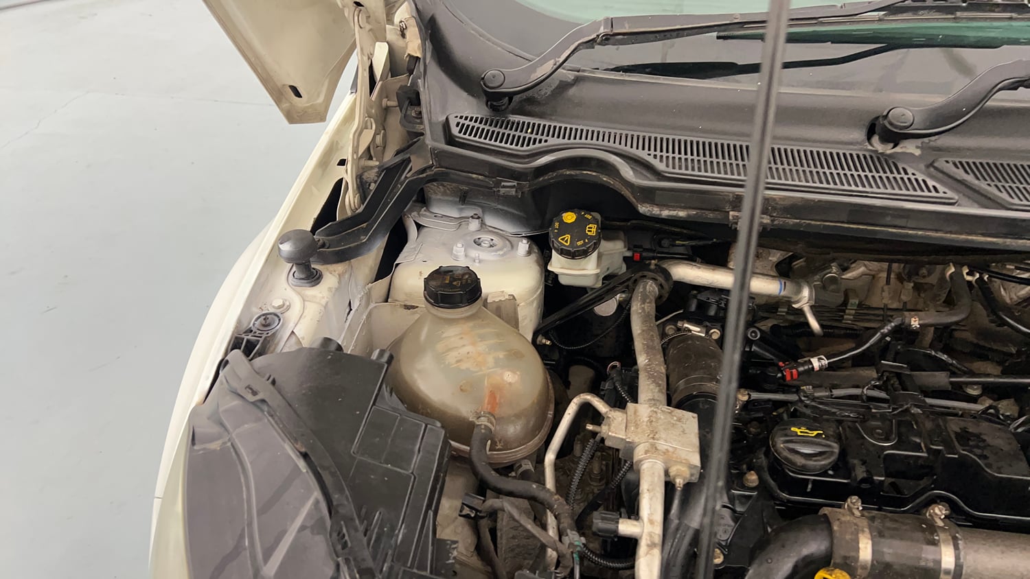 Used 2018 Ford EcoSport Titanium 1.5L TDCi Diesel Manual engine ENGINE RIGHT SIDE HINGE & APRON VIEW