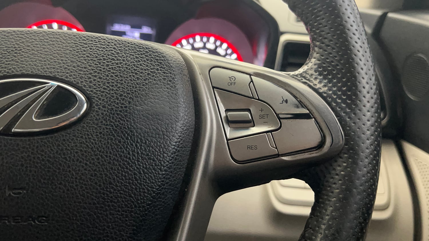 Used 2022 Mahindra XUV 300 W8 (O) 1.2 Petrol Petrol Manual top_features Cruise control