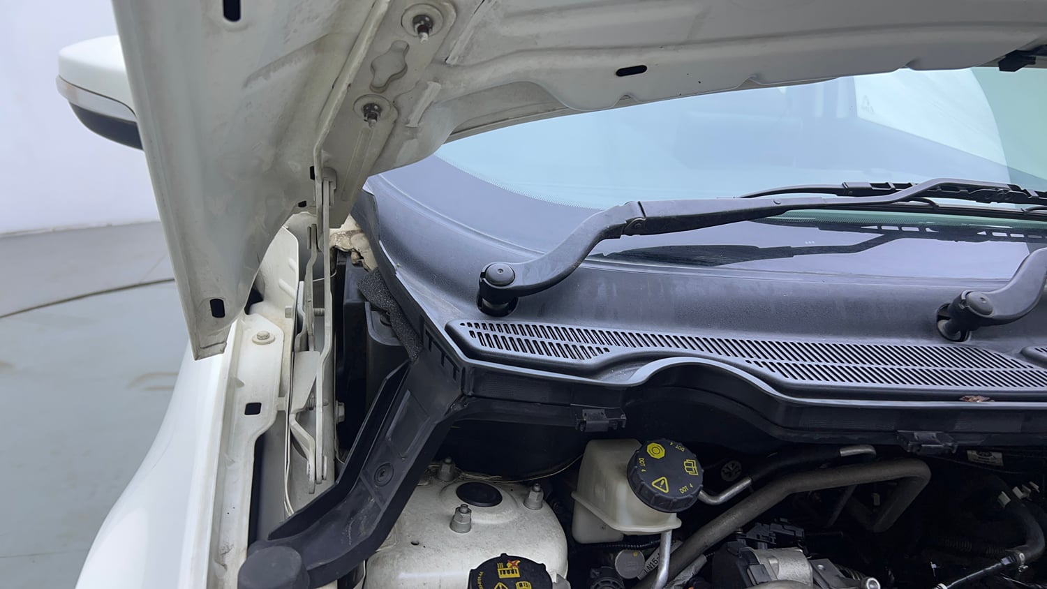 Used 2021 Ford EcoSport Trend 1.5L TDCi Diesel Manual engine ENGINE RIGHT SIDE HINGE & APRON VIEW