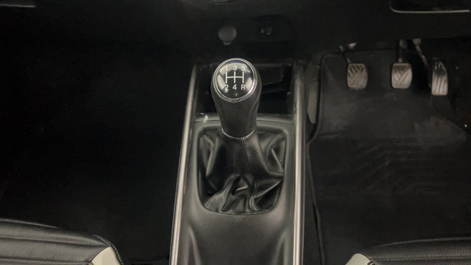 Used 2019 Maruti Suzuki Baleno Delta Petrol Manual interior GEAR  KNOB VIEW