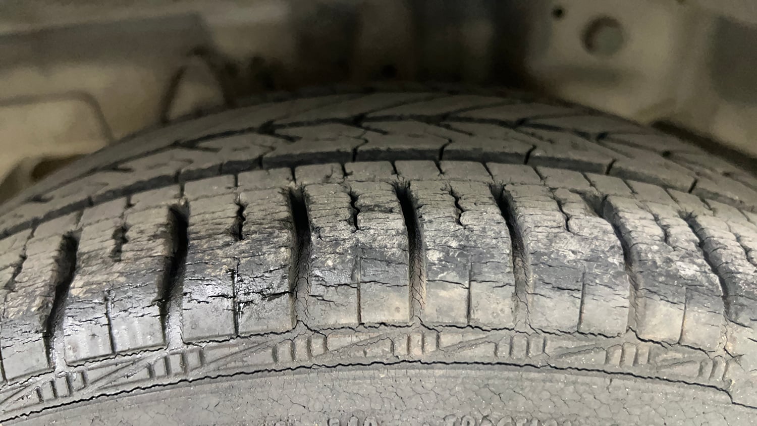 Used 2016 Hyundai Eon 1.0 Kappa Magna + (O) Petrol Manual tyres RIGHT REAR TYRE TREAD VIEW