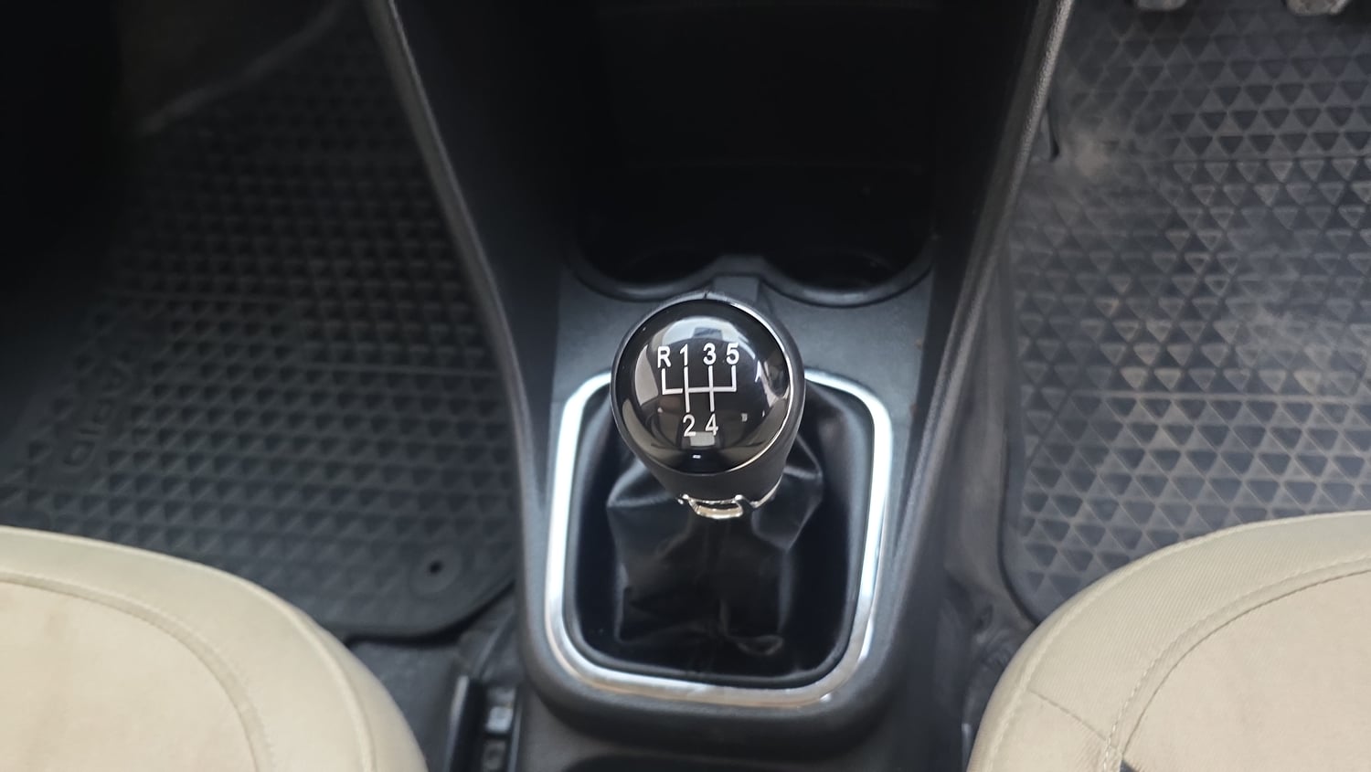Used 2019 Skoda Rapid Ambition 1.5 TDI Diesel Manual interior GEAR  KNOB VIEW