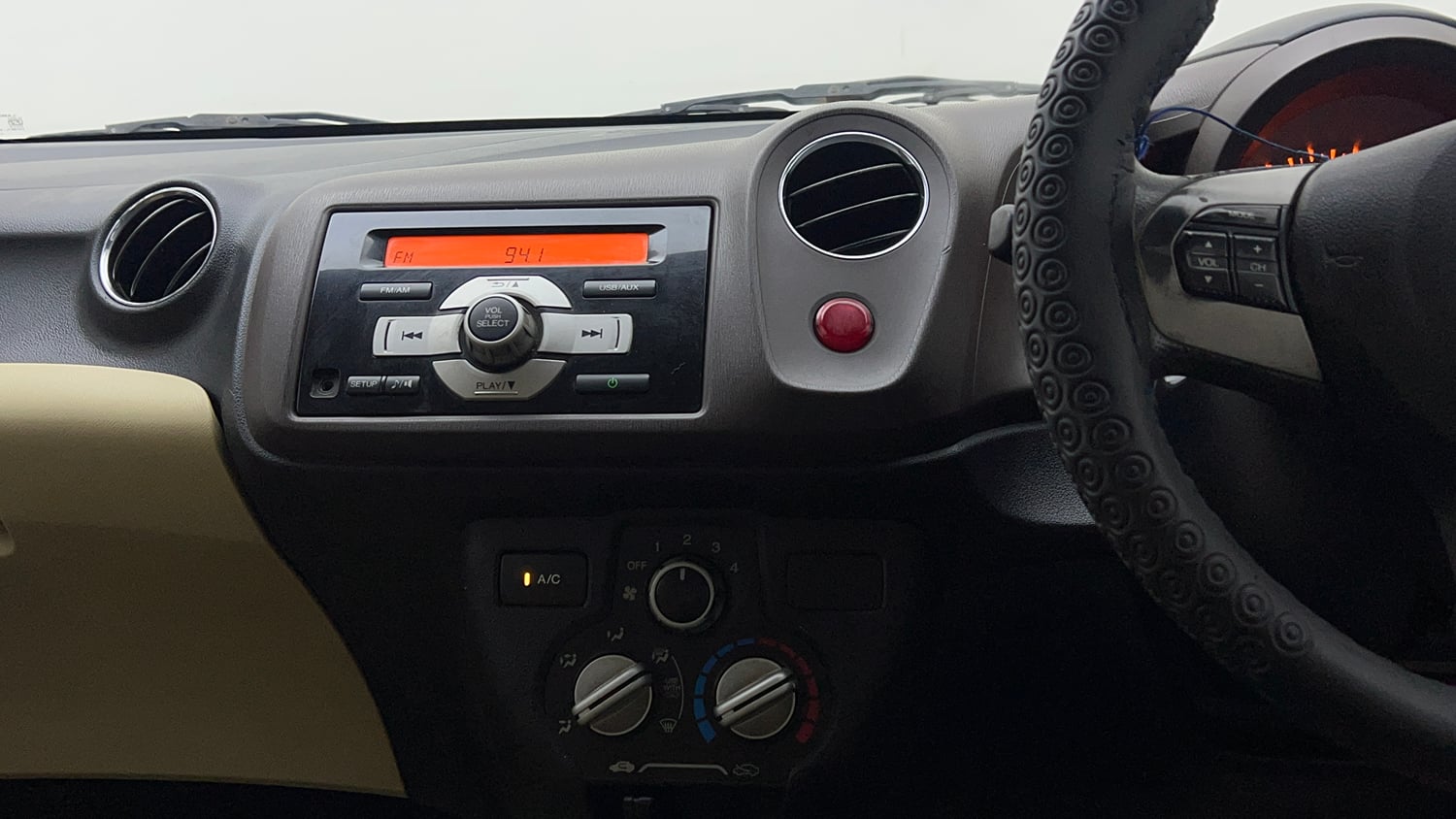 Used 2013 Honda Amaze 1.2 S i-VTEC Petrol Manual interior MUSIC SYSTEM & AC CONTROL VIEW
