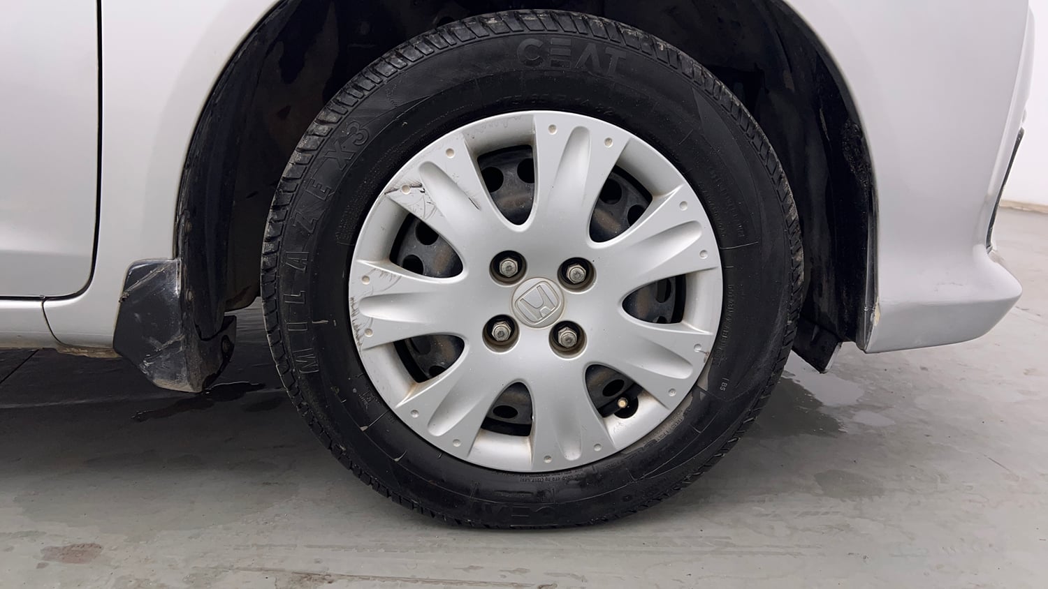 Used 2017 Honda Amaze 1.2 S i-VTEC Petrol Manual tyres RIGHT FRONT TYRE RIM VIEW