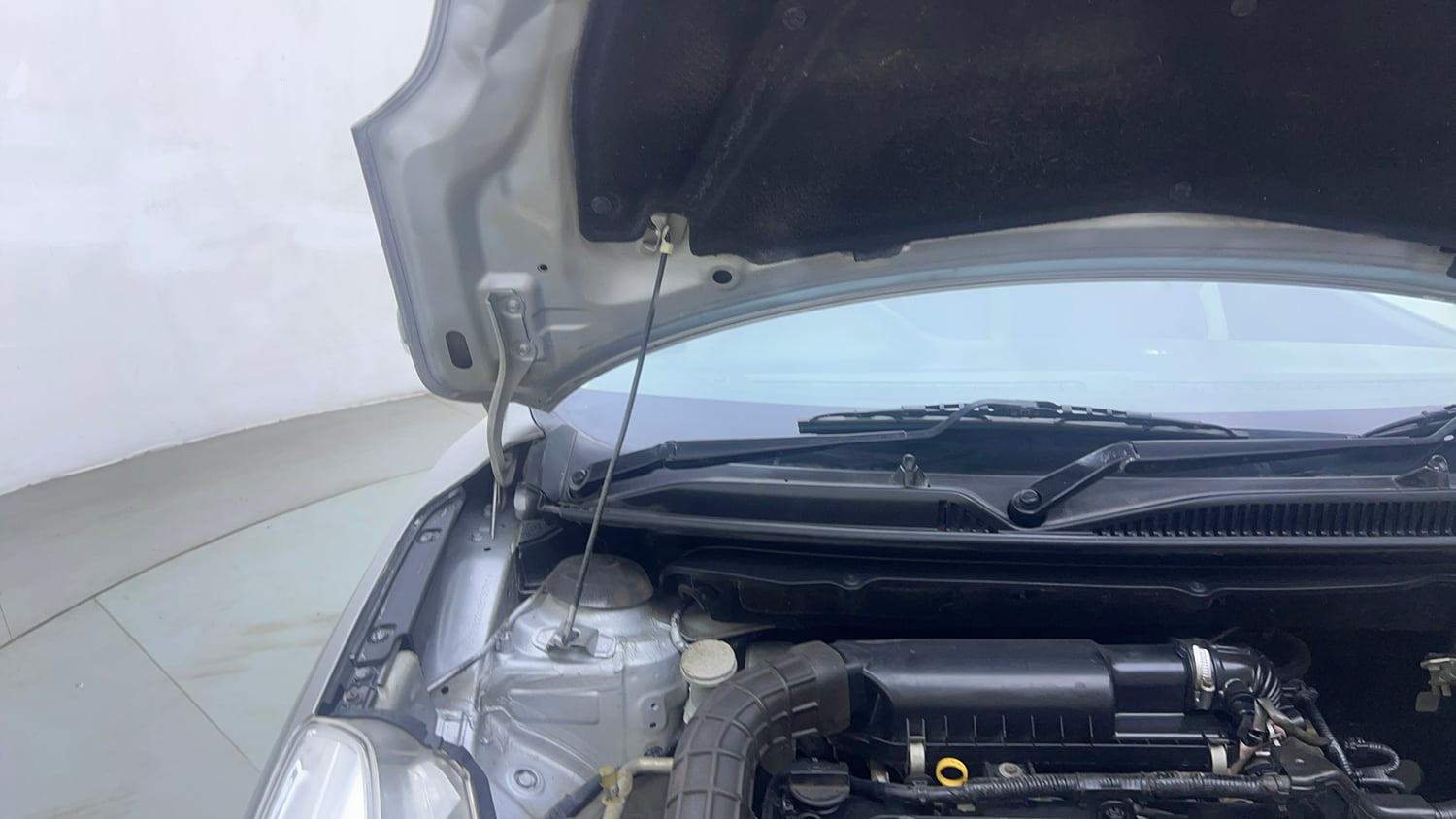 Used 2016 Maruti Suzuki Baleno Delta 1.2 Petrol Manual engine ENGINE RIGHT SIDE HINGE & APRON VIEW