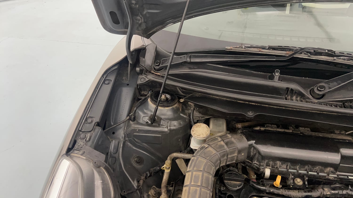 Used 2019 Maruti Suzuki Baleno Delta Petrol Manual engine ENGINE RIGHT SIDE HINGE & APRON VIEW