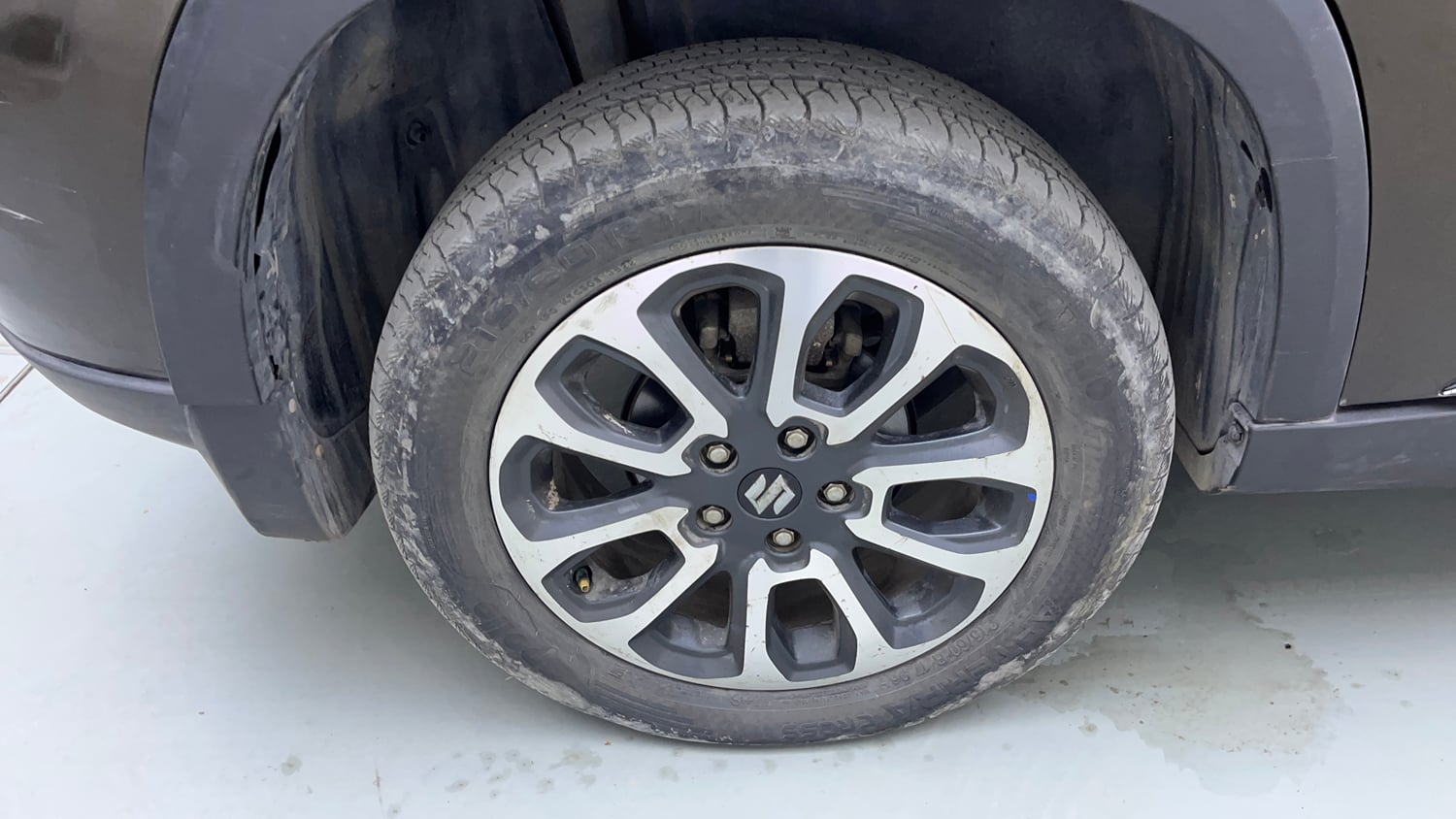 Used 2023 Maruti Suzuki Grand Vitara Alpha Smart Hybrid AT Petrol Automatic tyres RIGHT REAR TYRE RIM VIEW