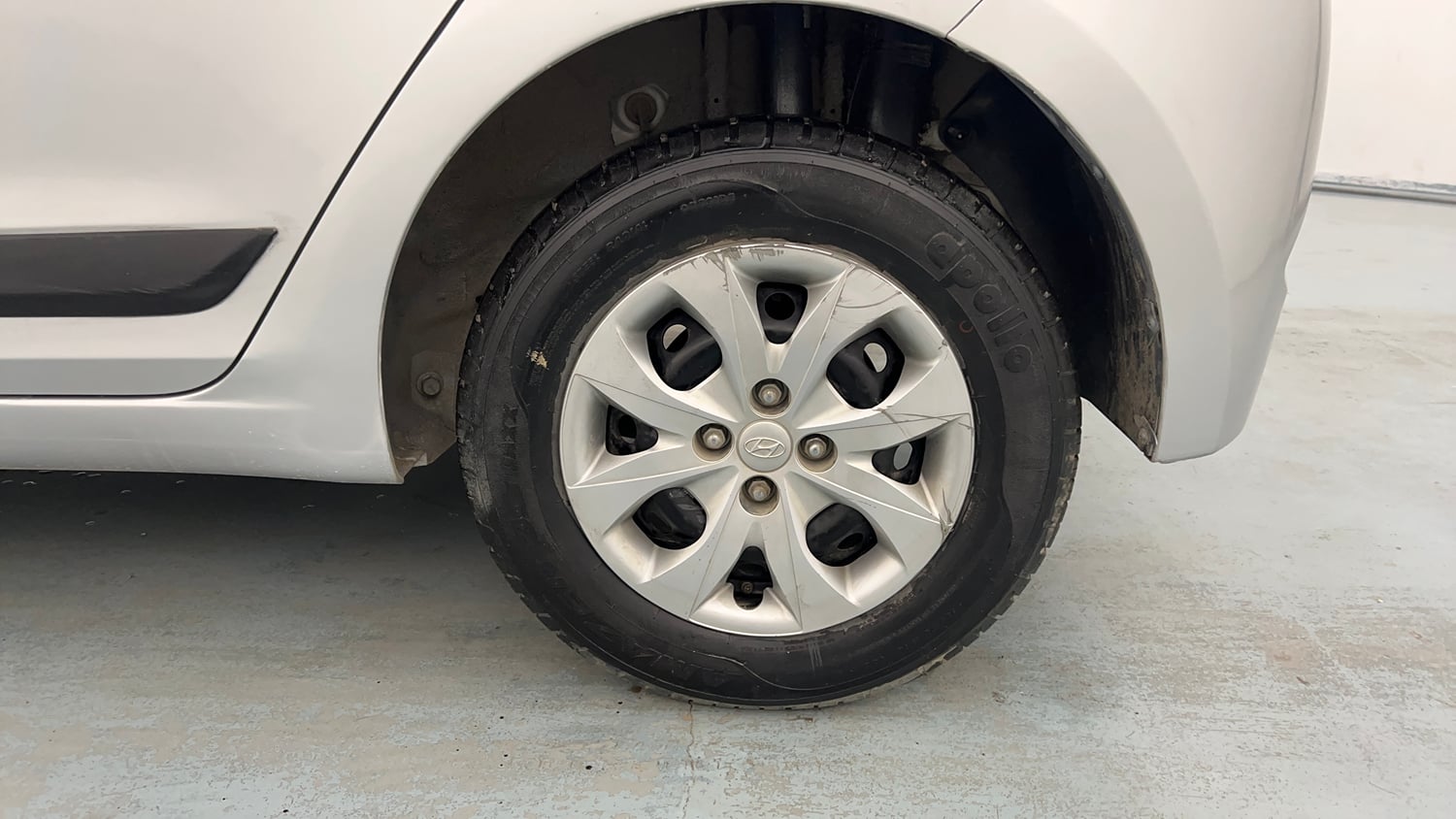 Used 2015 Hyundai Elite i20 Sportz 1.2 Petrol Manual tyres LEFT REAR TYRE RIM VIEW