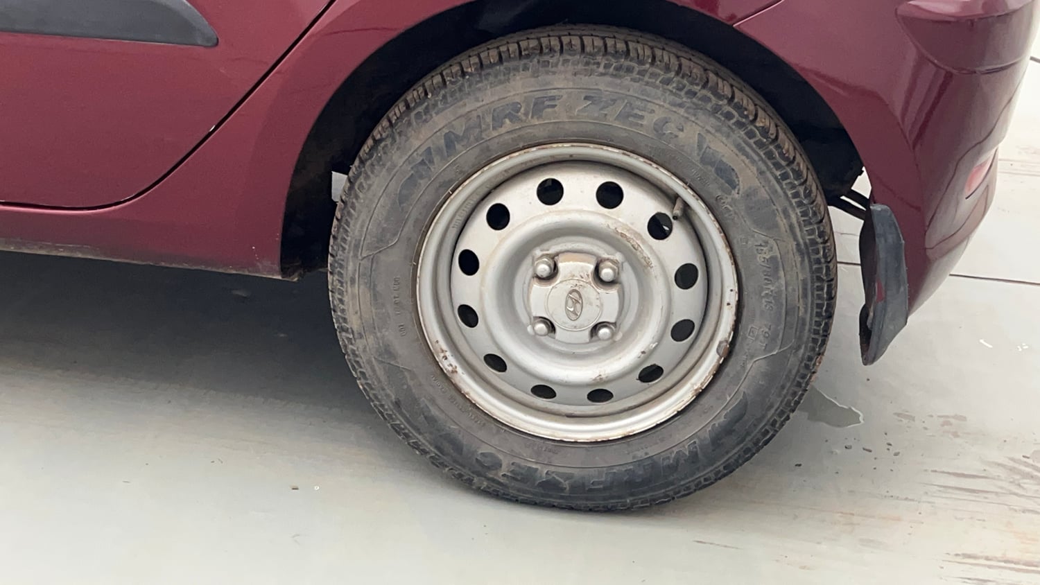 Used 2015 Hyundai i10 Magna 1.1 iRDE2 Petrol Manual tyres LEFT REAR TYRE RIM VIEW