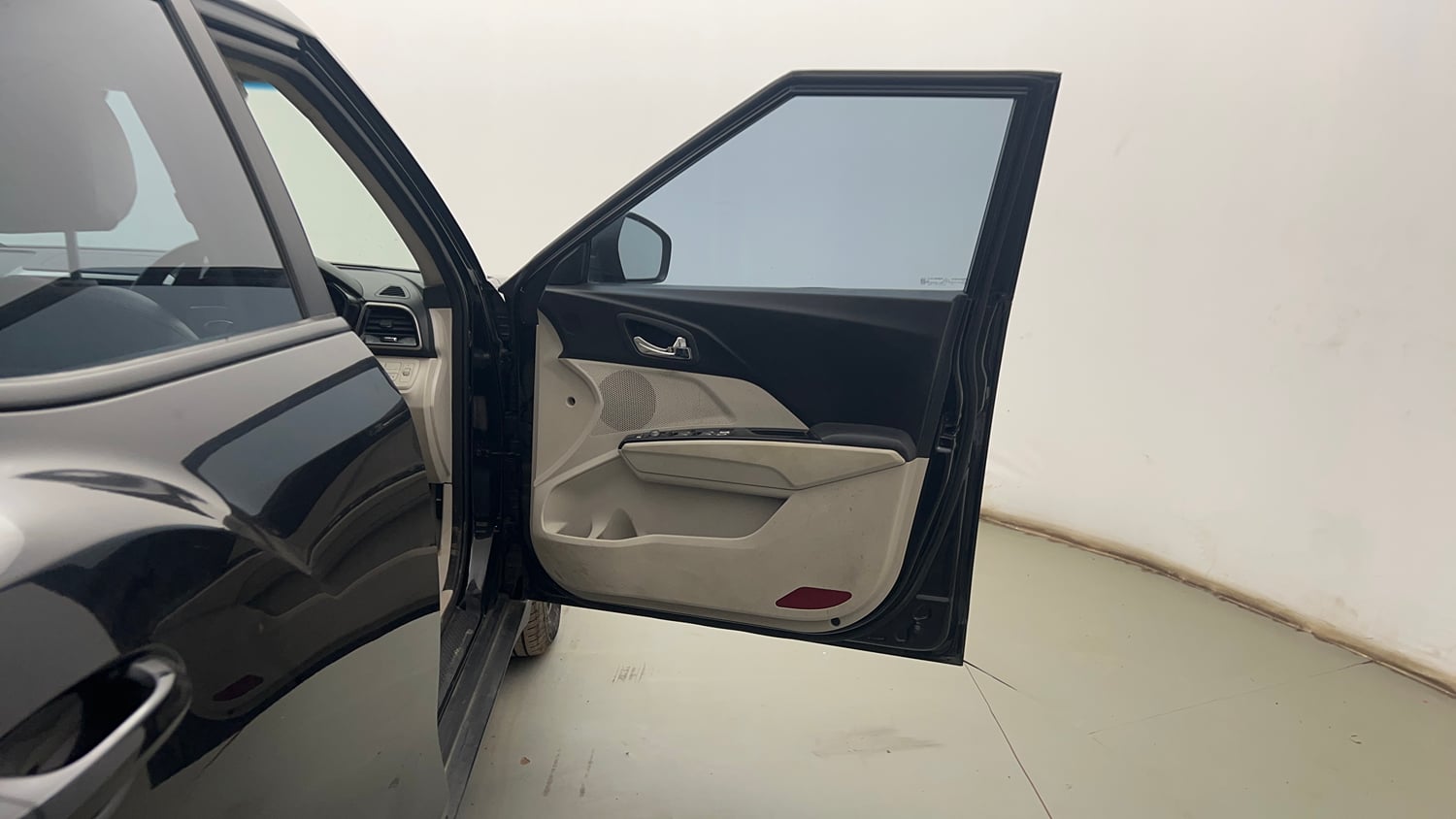 Used 2022 Mahindra XUV 300 W8 (O) 1.2 Petrol Petrol Manual interior RIGHT FRONT DOOR OPEN VIEW