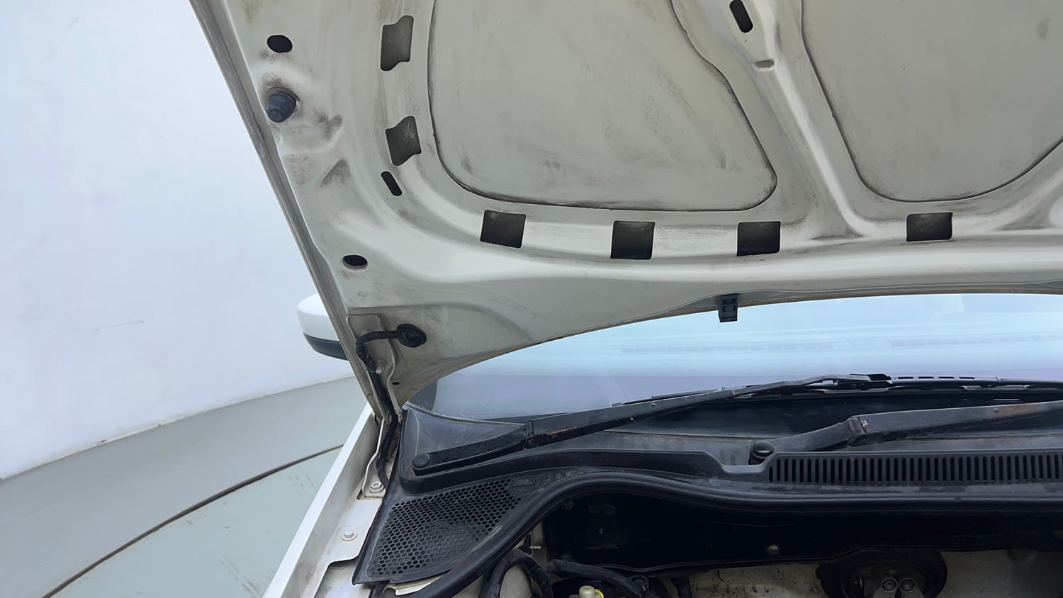 Used 2013 Volkswagen Polo Comfortline 1.2L (P) Petrol Manual engine ENGINE RIGHT SIDE HINGE & APRON VIEW