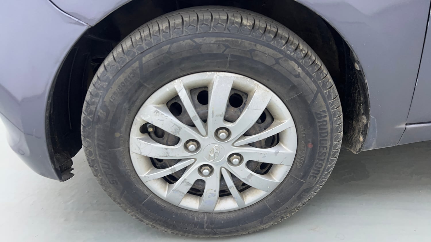Used 2014 Hyundai i10 Sportz 1.1 iRDE2 Petrol Manual tyres LEFT FRONT TYRE RIM VIEW